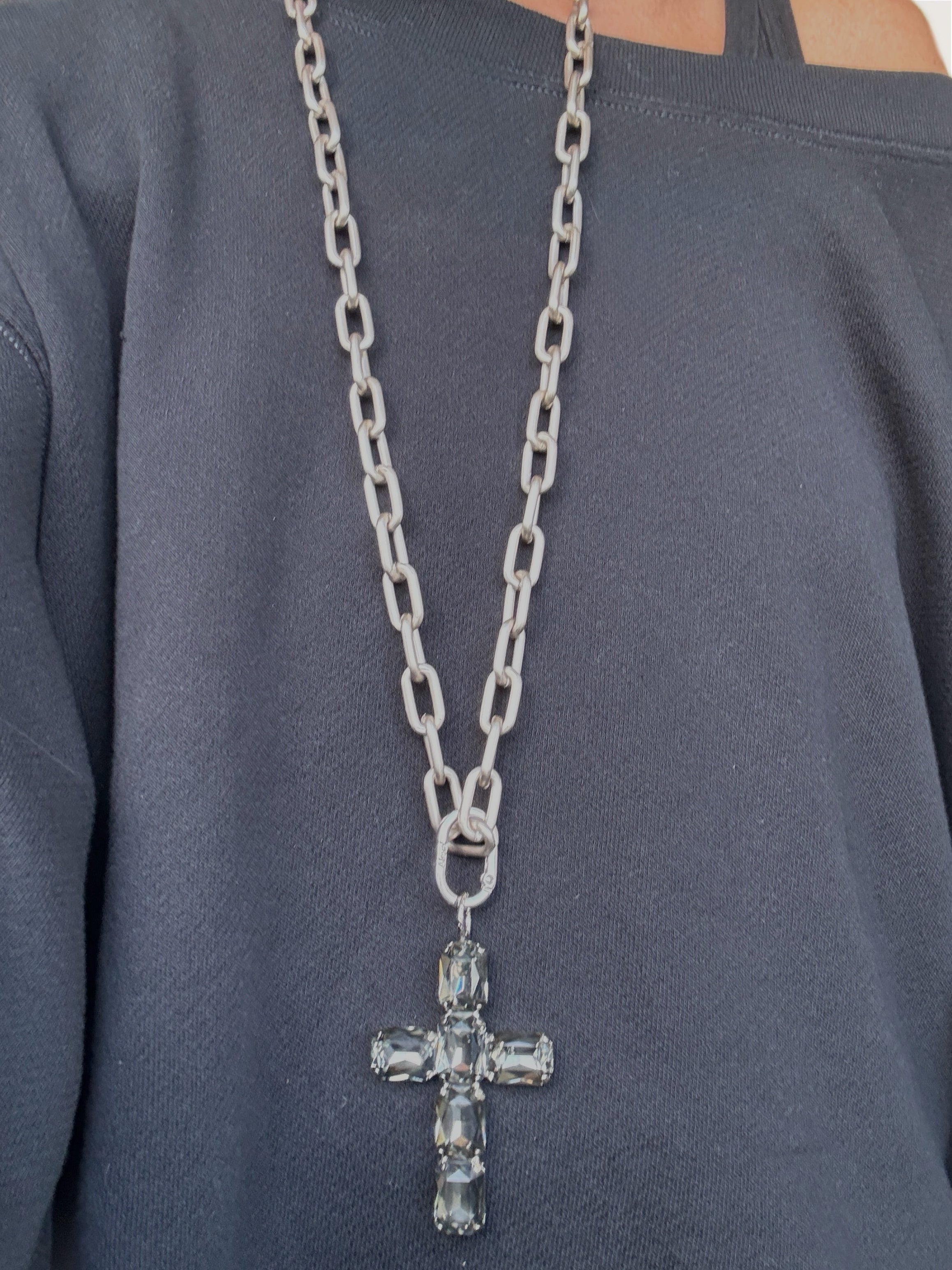 Schmuckanhänger CORNO ORO  großes Kreuz Grau-Silber