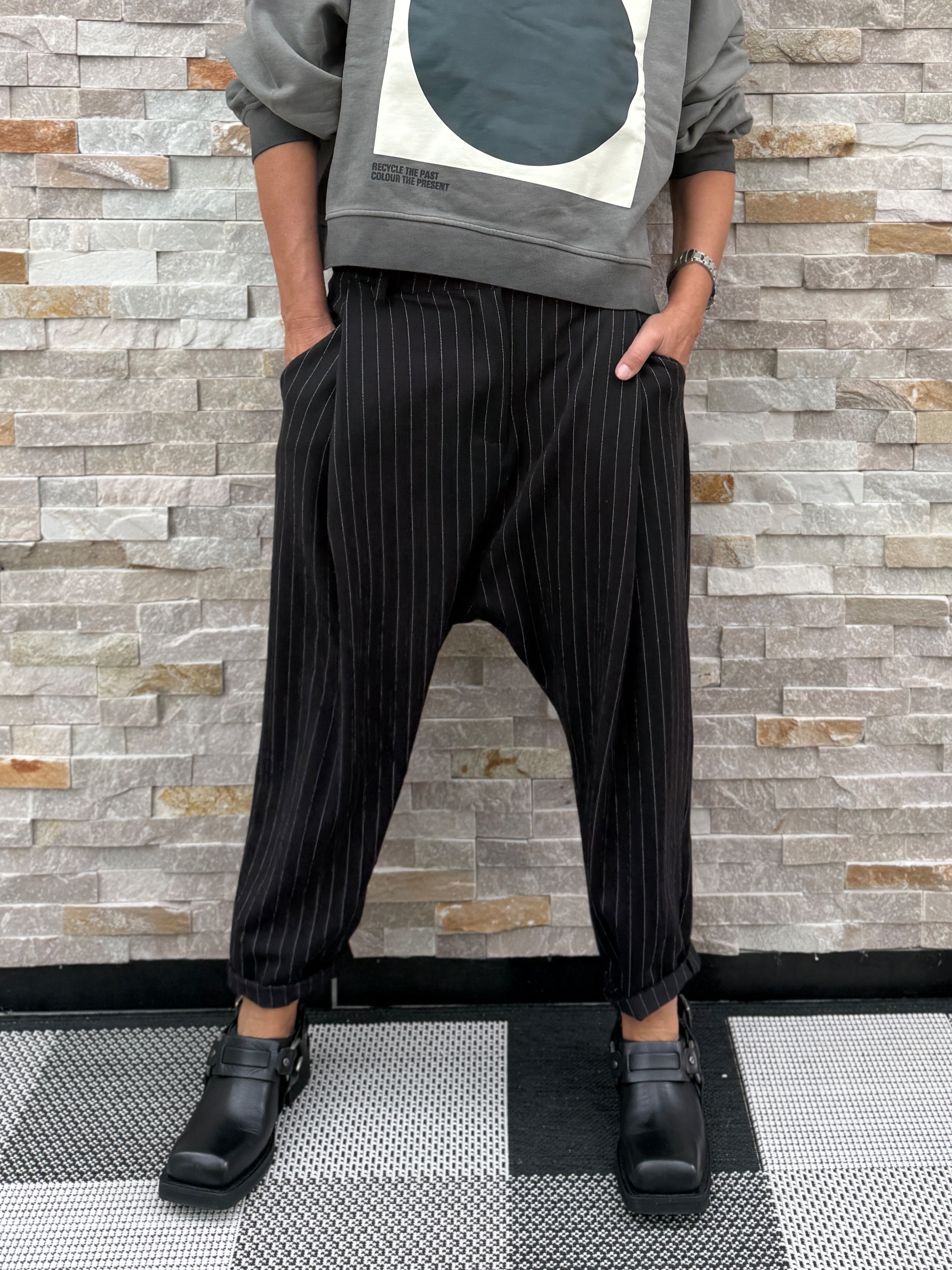 Nadelstreifen Hose mit tiefem Schritt Schwarz