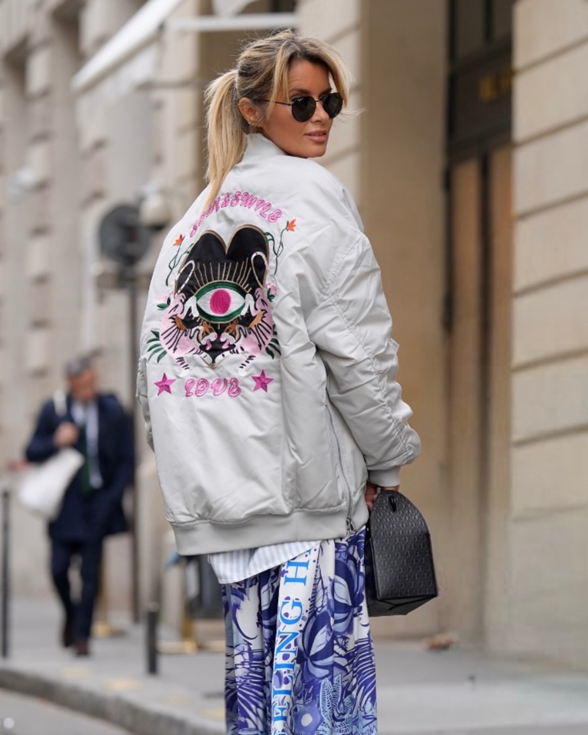 Bestickte Bomberjacke / Blouson extra oversized in Kalk