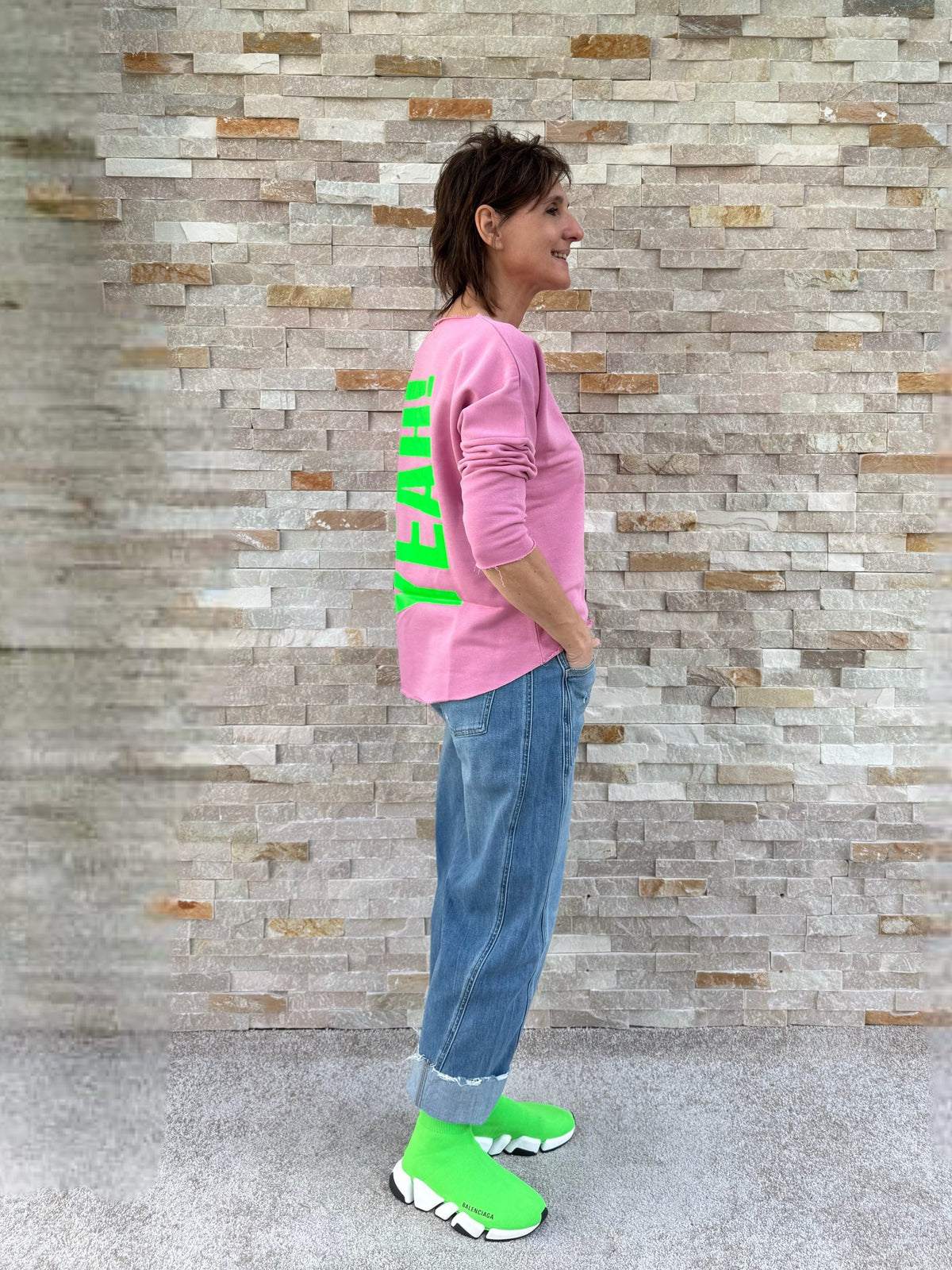 Sweatshirt YEAH! with open hem in bubble pink with neon green