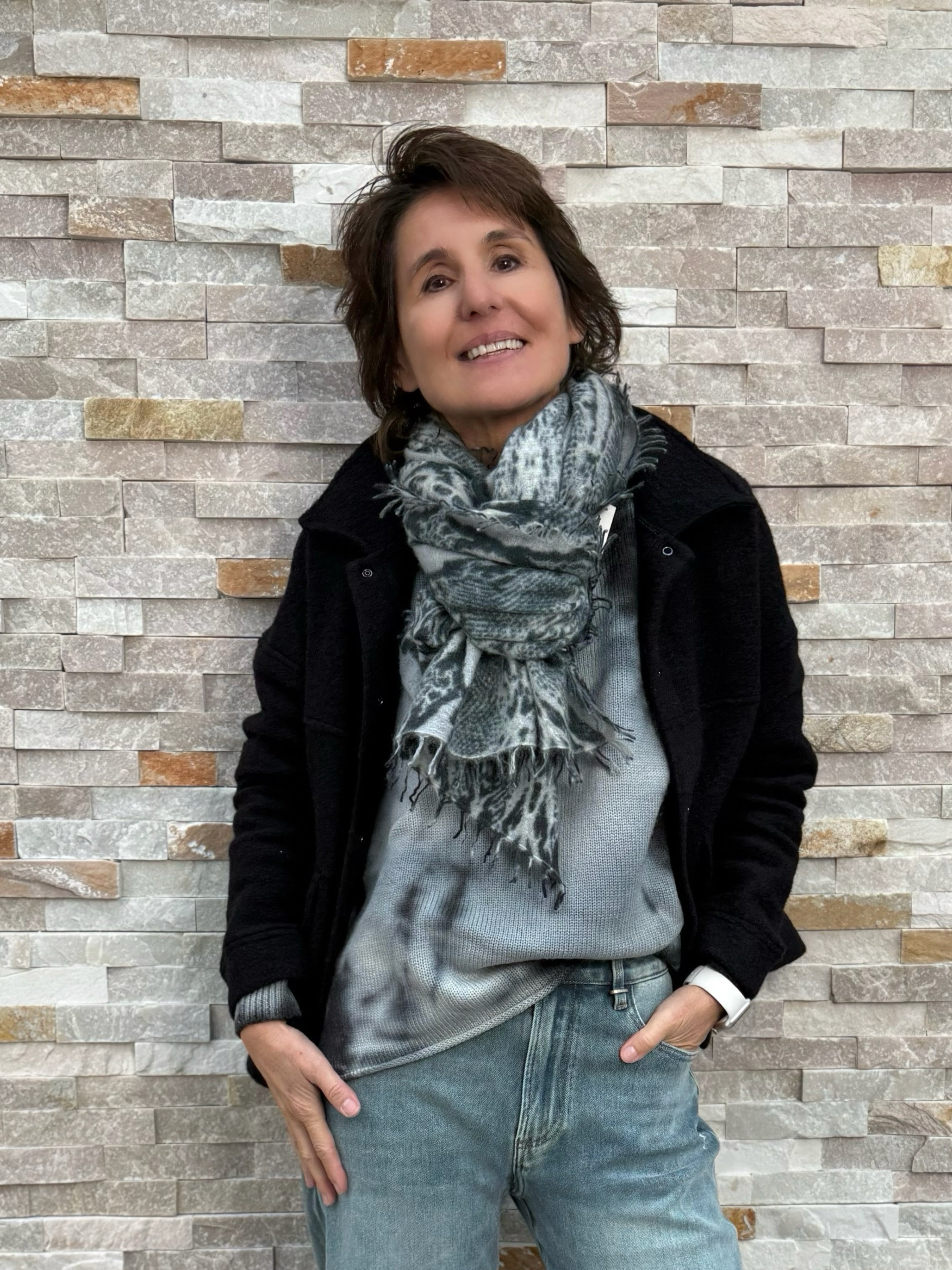 Cashmere scarf with large leopard print on beige-cognac-brown