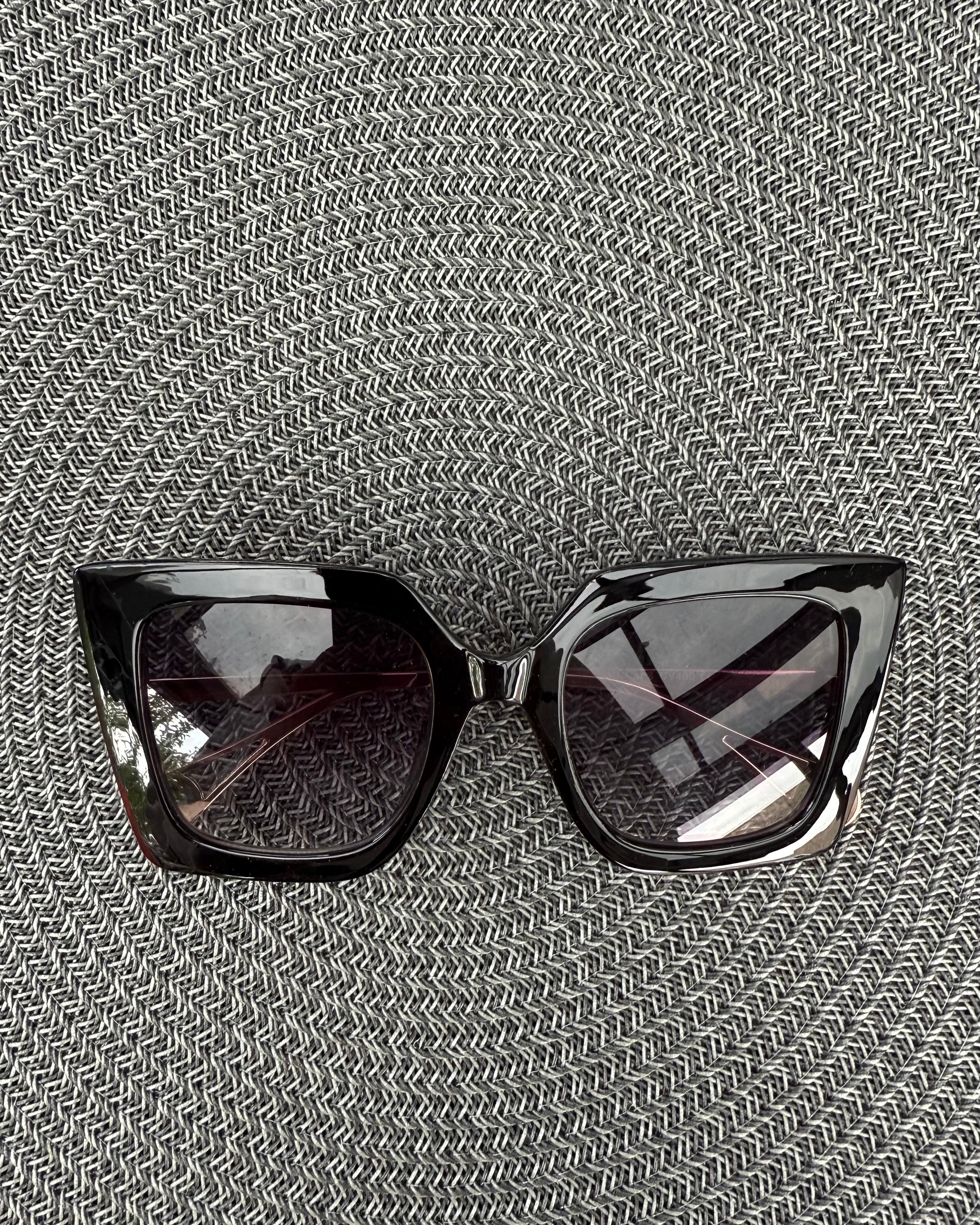 Sonnenbrille eckig Perle am Steg Schwarz