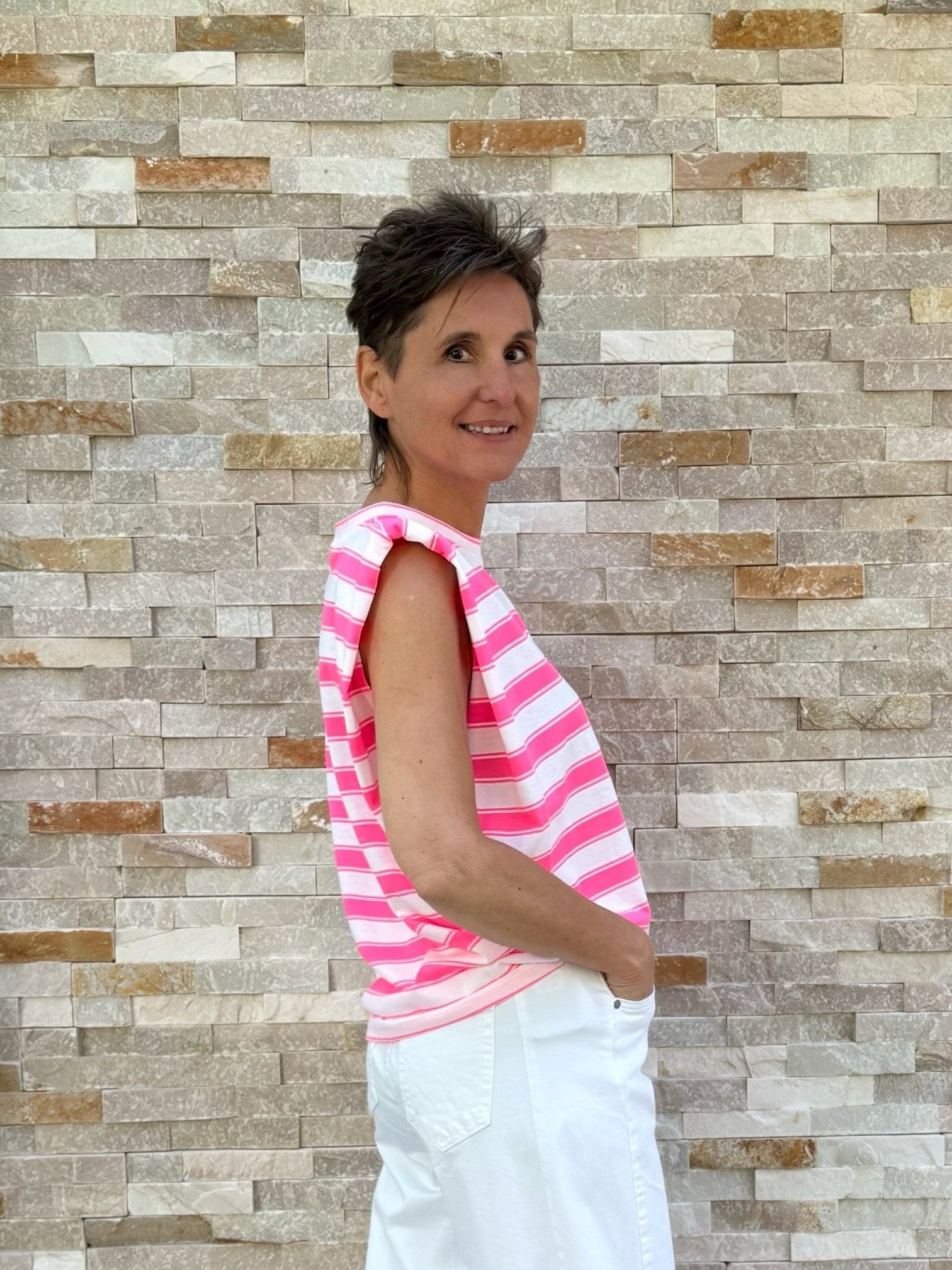 Streifentop mit Schulterpolster in Weiß-Neonpink