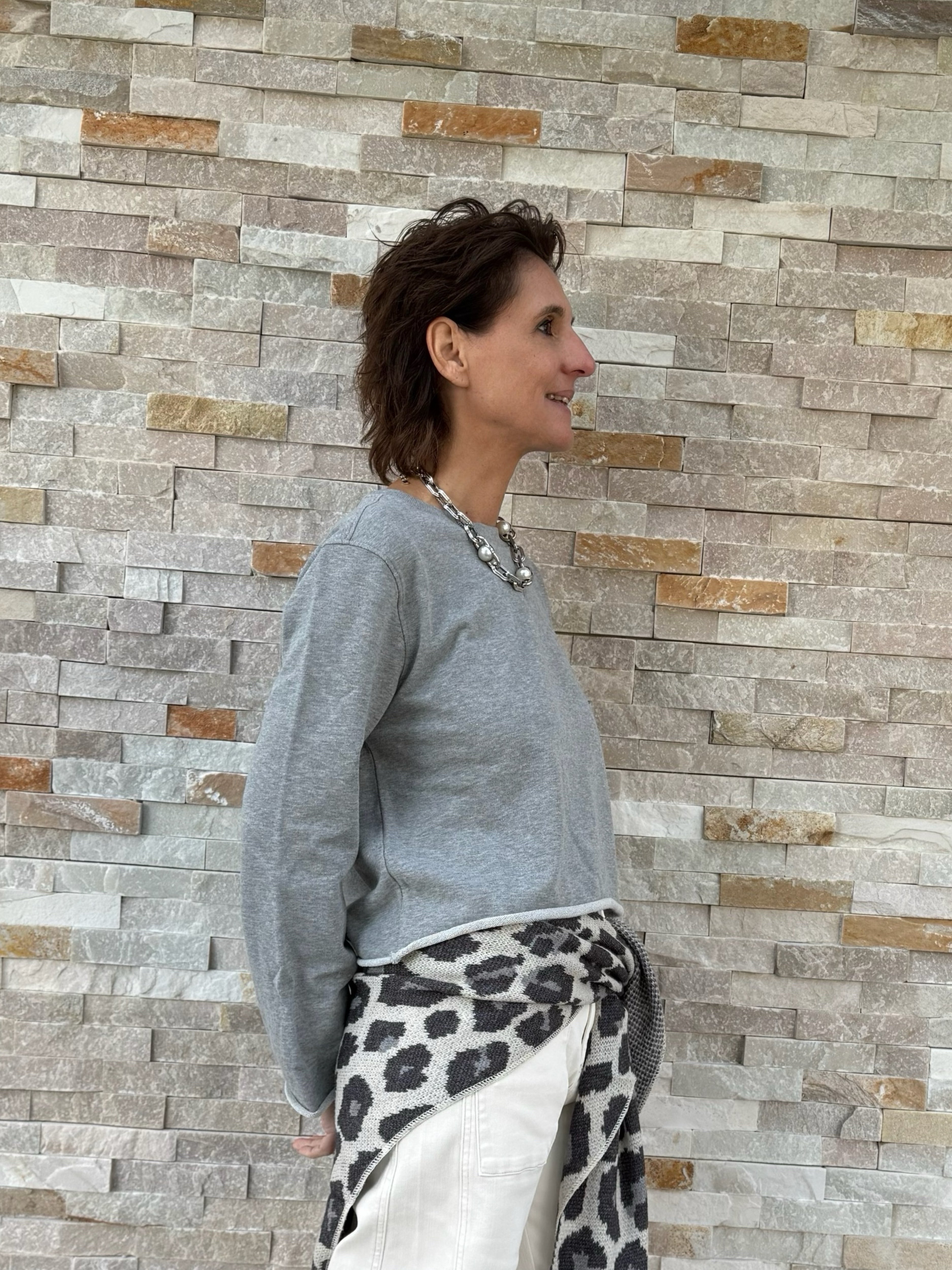 Cropped Sweatshirt FELPA mit offenem Saum in Hellgrau