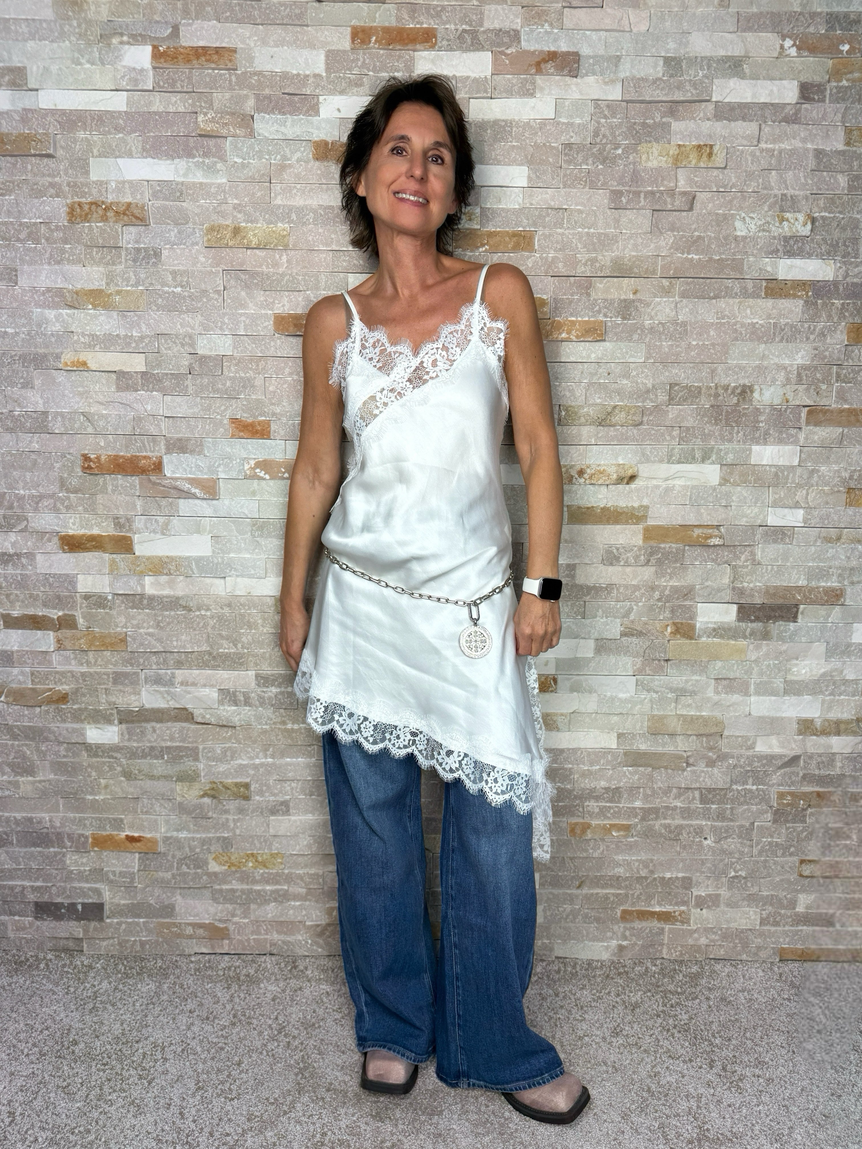 Viskose Spitzentop mit asymertischem Saum Offwhite