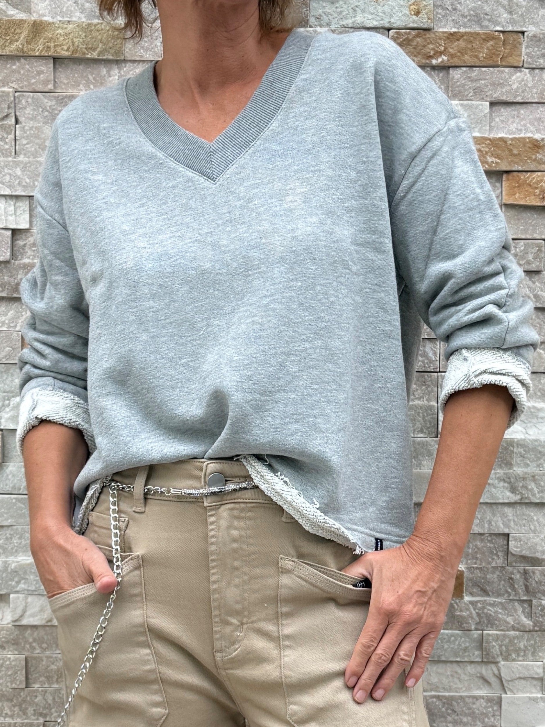 Sweatshirt THALISA mit V-Ausschnitt und offenem Saum in Grau Melange