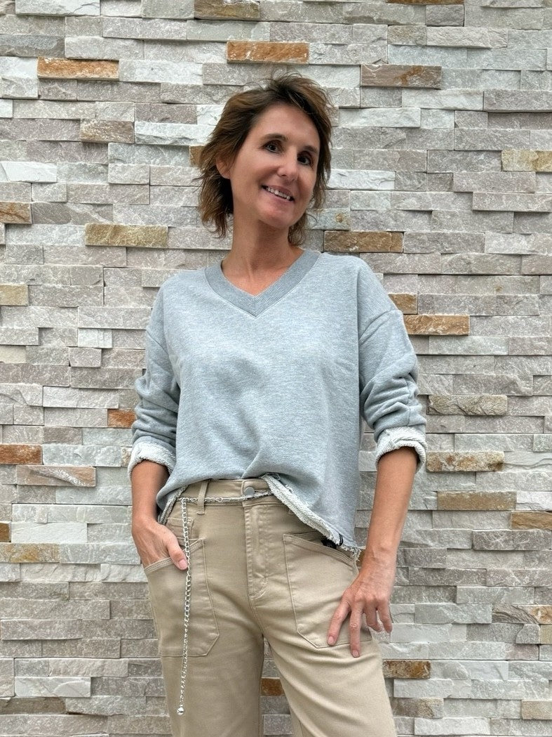 Sweatshirt THALISA mit V-Ausschnitt und offenem Saum in Grau Melange