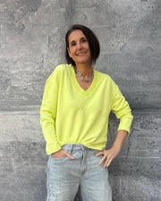 Sweatshirt THALISA mit V-Ausschnitt und offenem Saum Gelb
