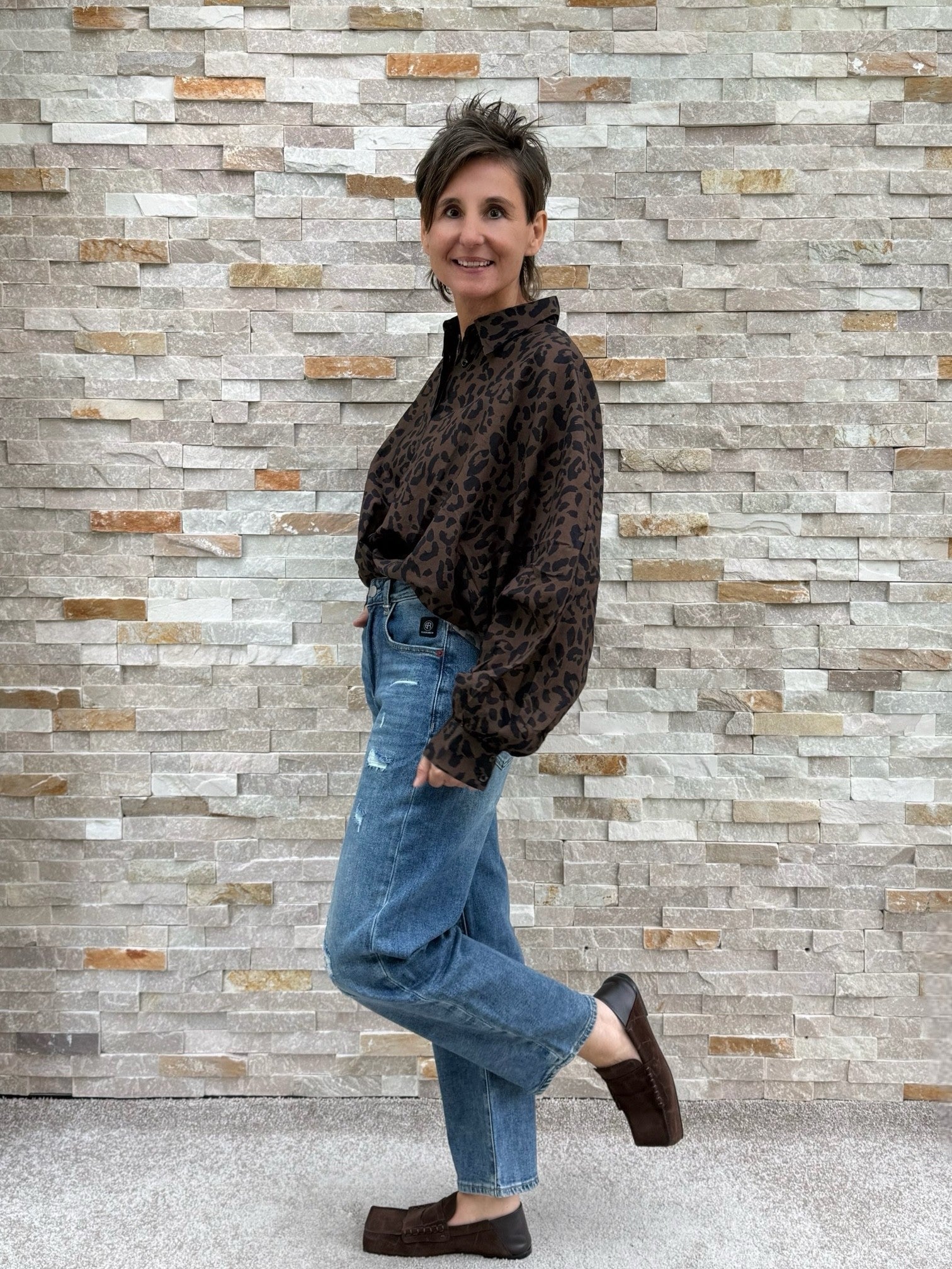 Blouse BAL:LEO with balloon sleeves and animal print in brown and black