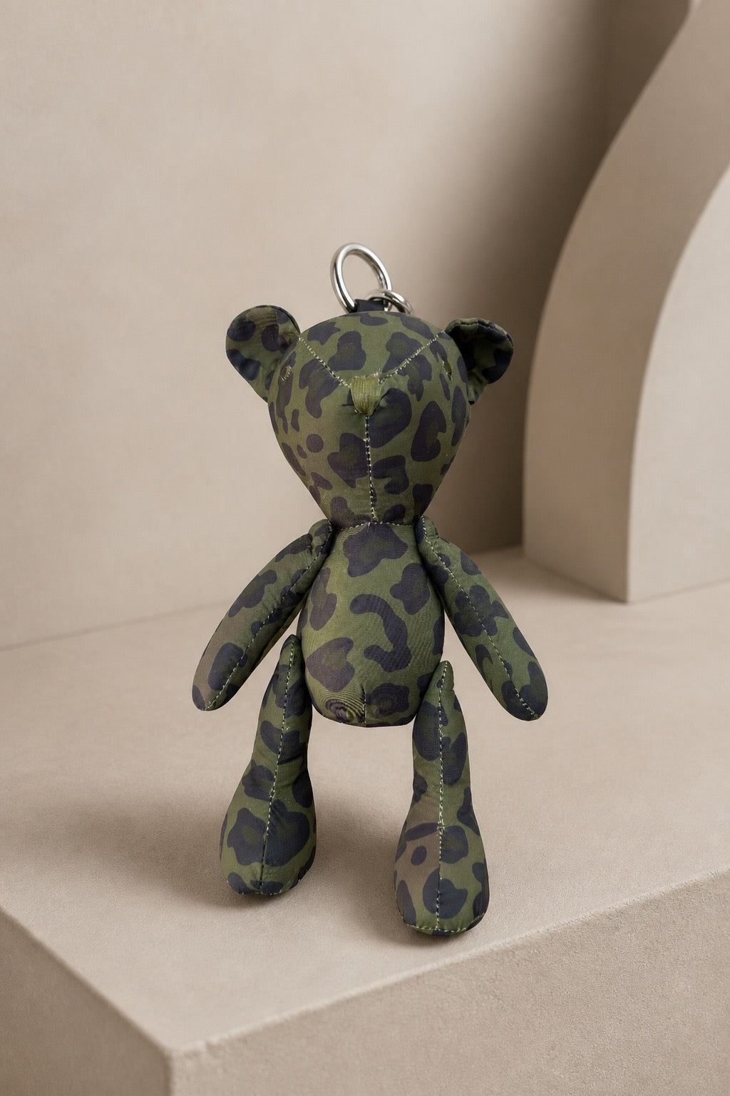 Taschenanhänger bag charm AVE:LINE in leo green