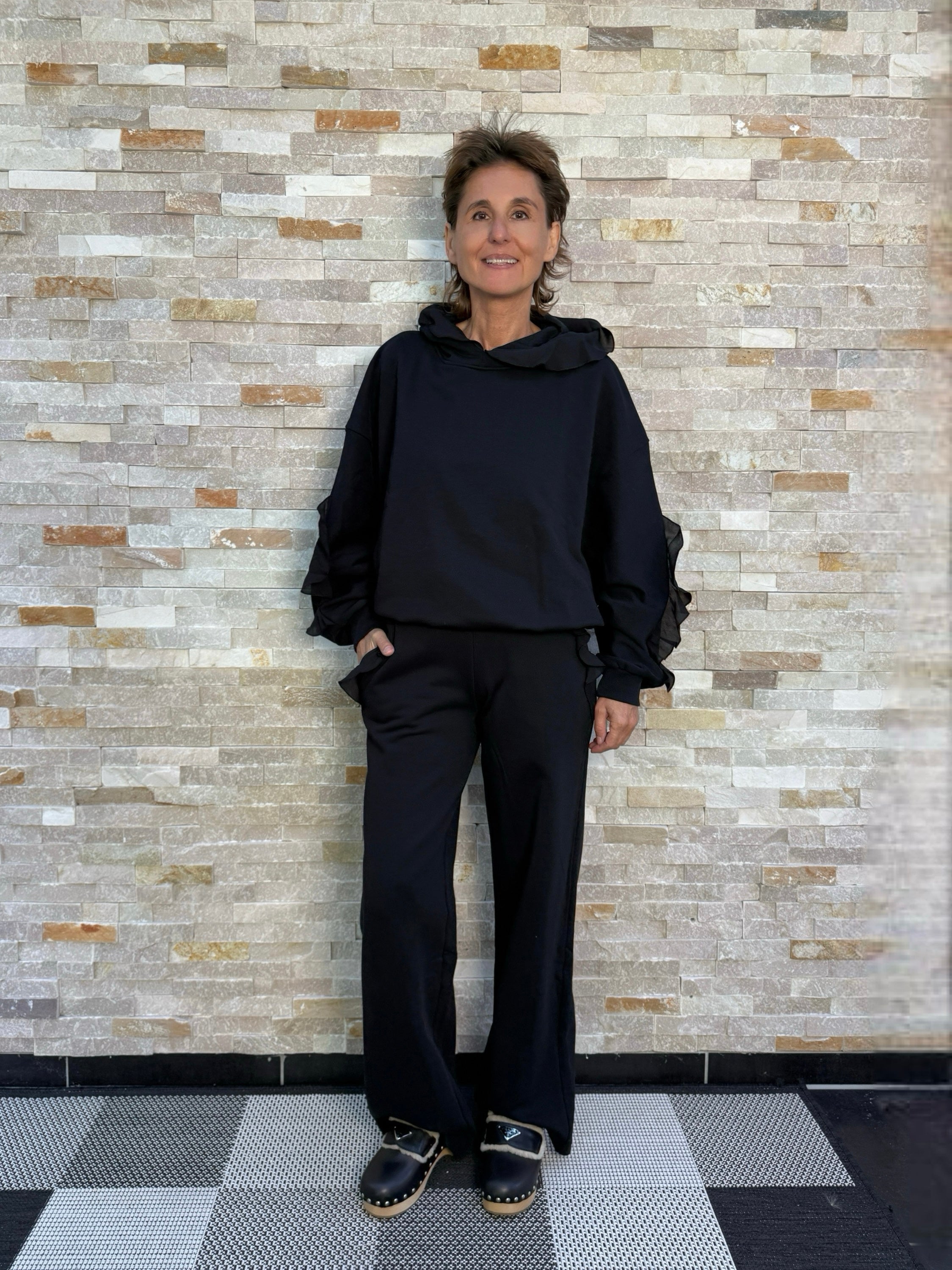 Hoodie PATY mit Volant in Schwarz