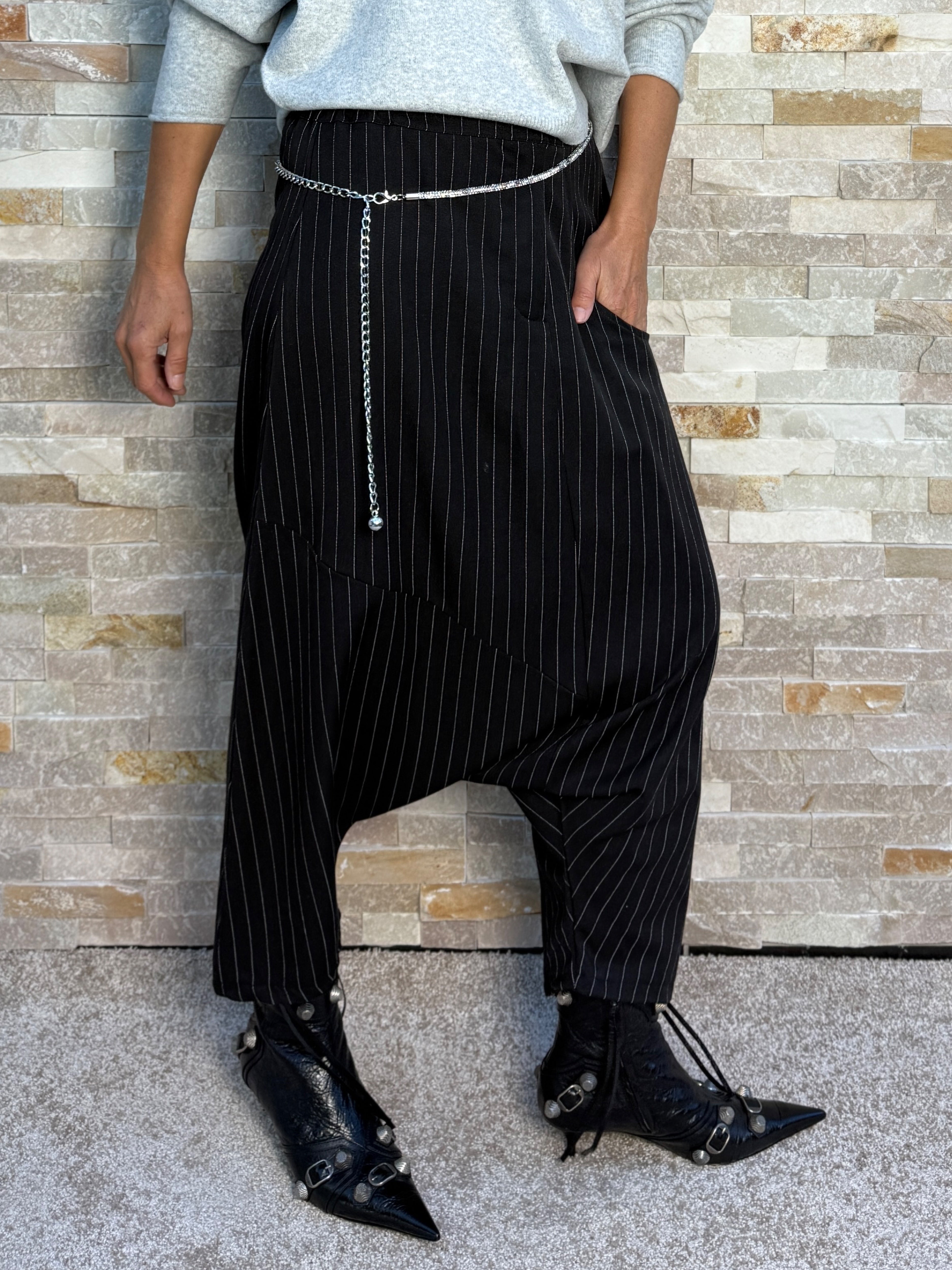 Nadelstreifen Hose mit sehr tiefem Schritt Schwarz
