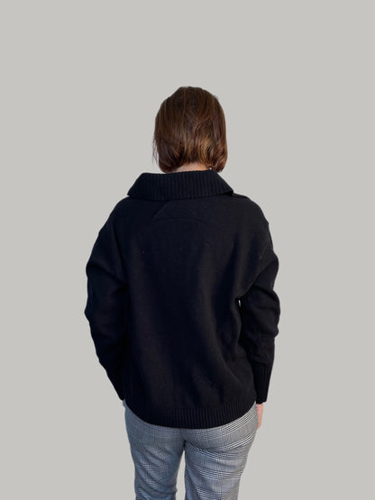 Kürzerer Pullover mit Kragen aus reiner Wolle in Schwarz