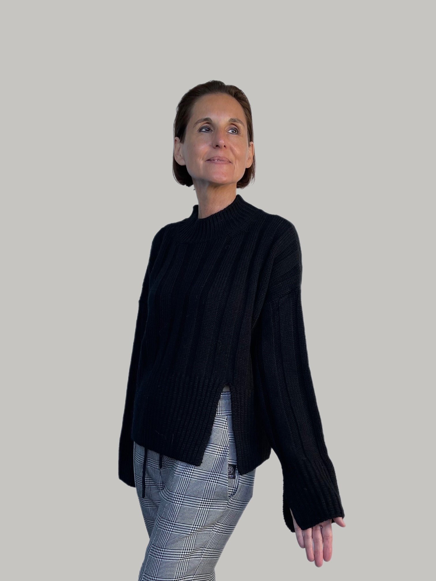 Pullover mit breiter Rippe und Schlitzen am Saum und Ärmel in Schwarz