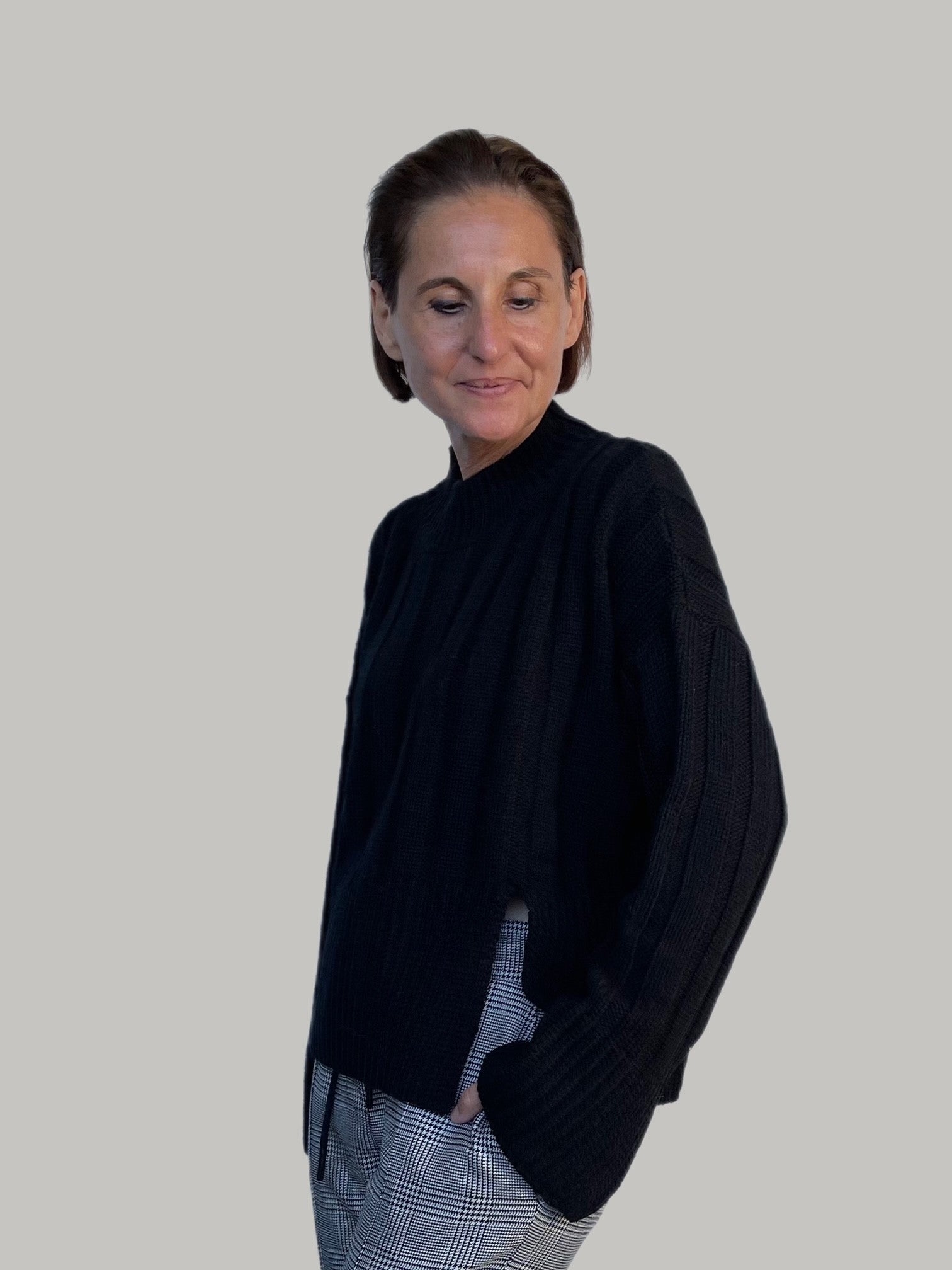 Pullover mit breiter Rippe und Schlitzen am Saum und Ärmel in Schwarz