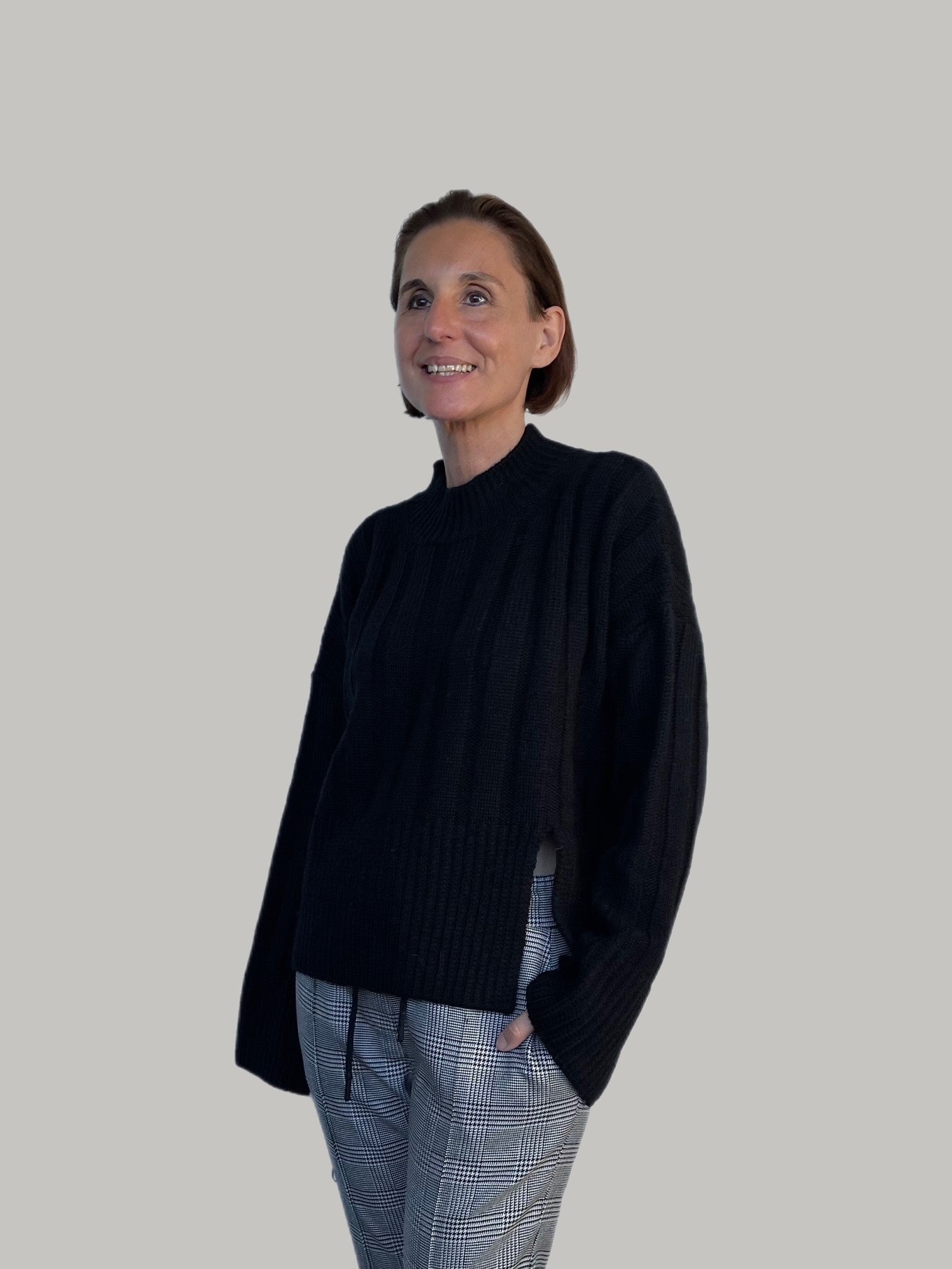 Pullover mit breiter Rippe und Schlitzen am Saum und Ärmel in Schwarz