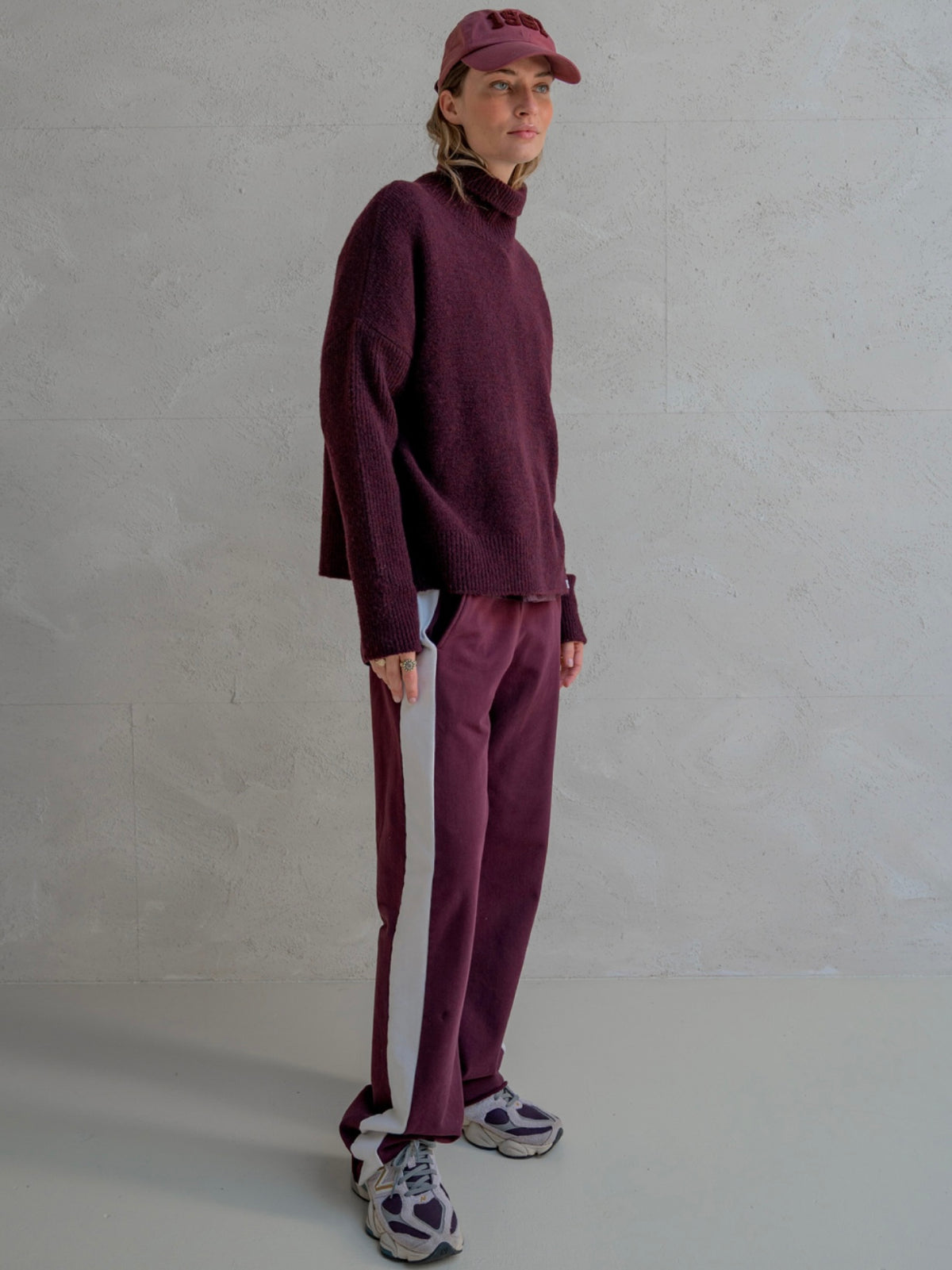 Track Pants mit Galon Steifen in Aubergine