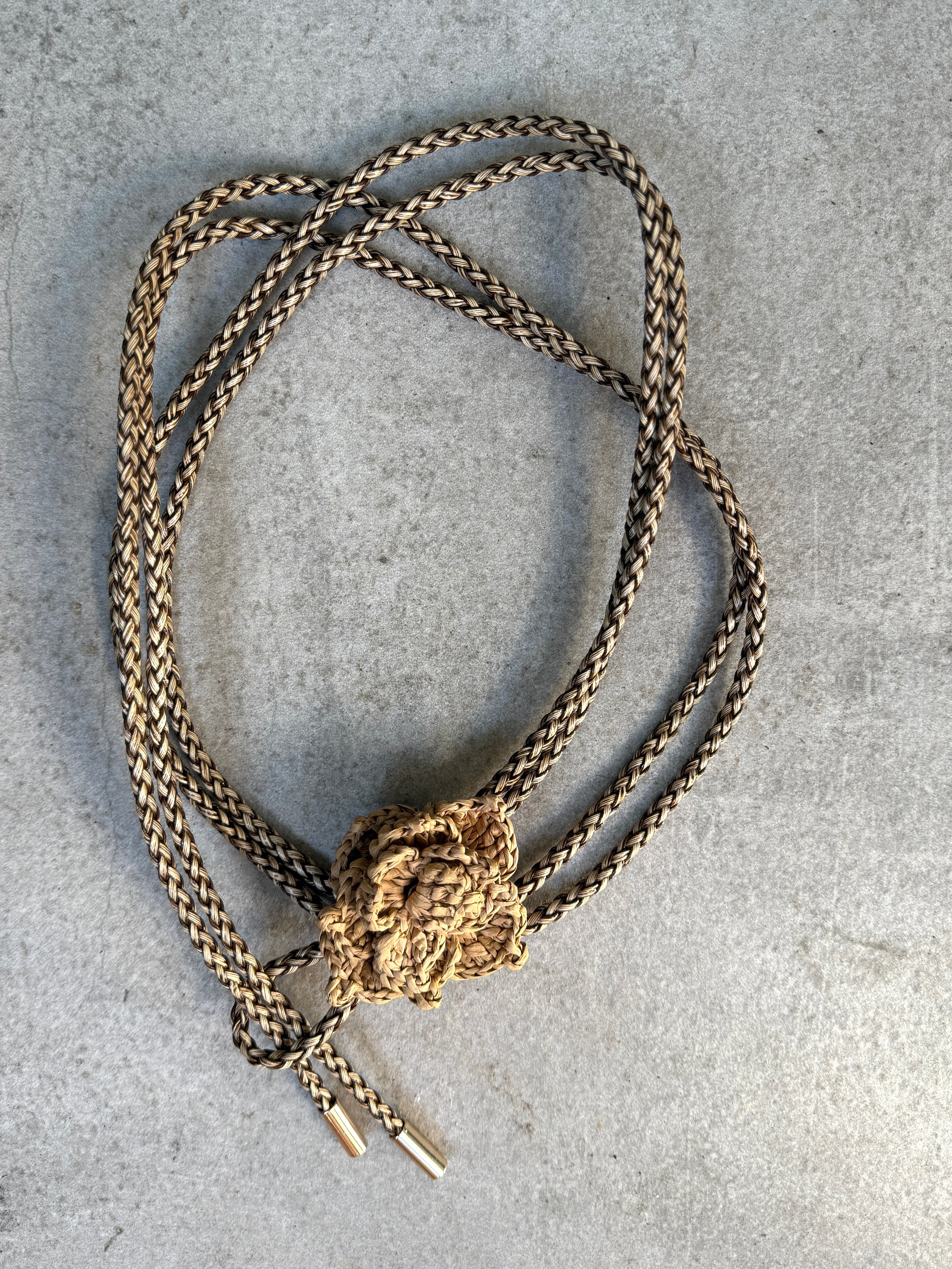 Flechtgürtel mit Blume in Camel