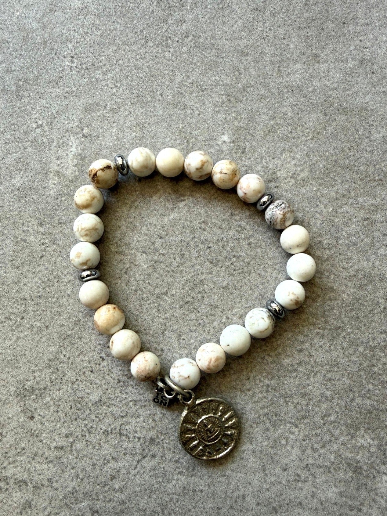 Naturstein Armband SHANTI-10 mit Buddha Anhänger Howlite-Silver
