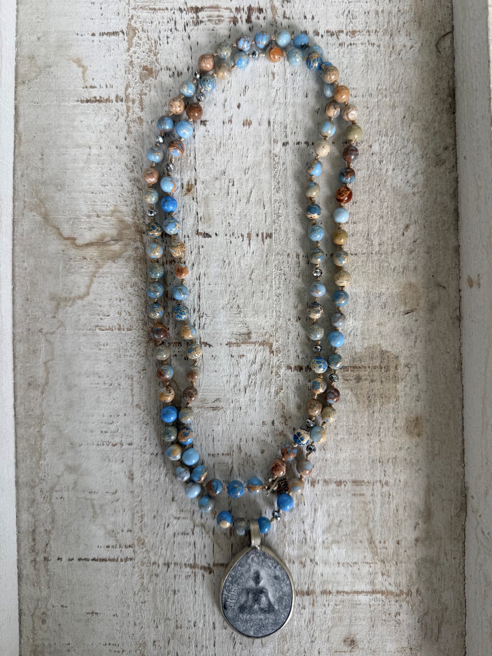 Lange Halskette mit Natursteinen und Buddha Anhänger Blue Jasper