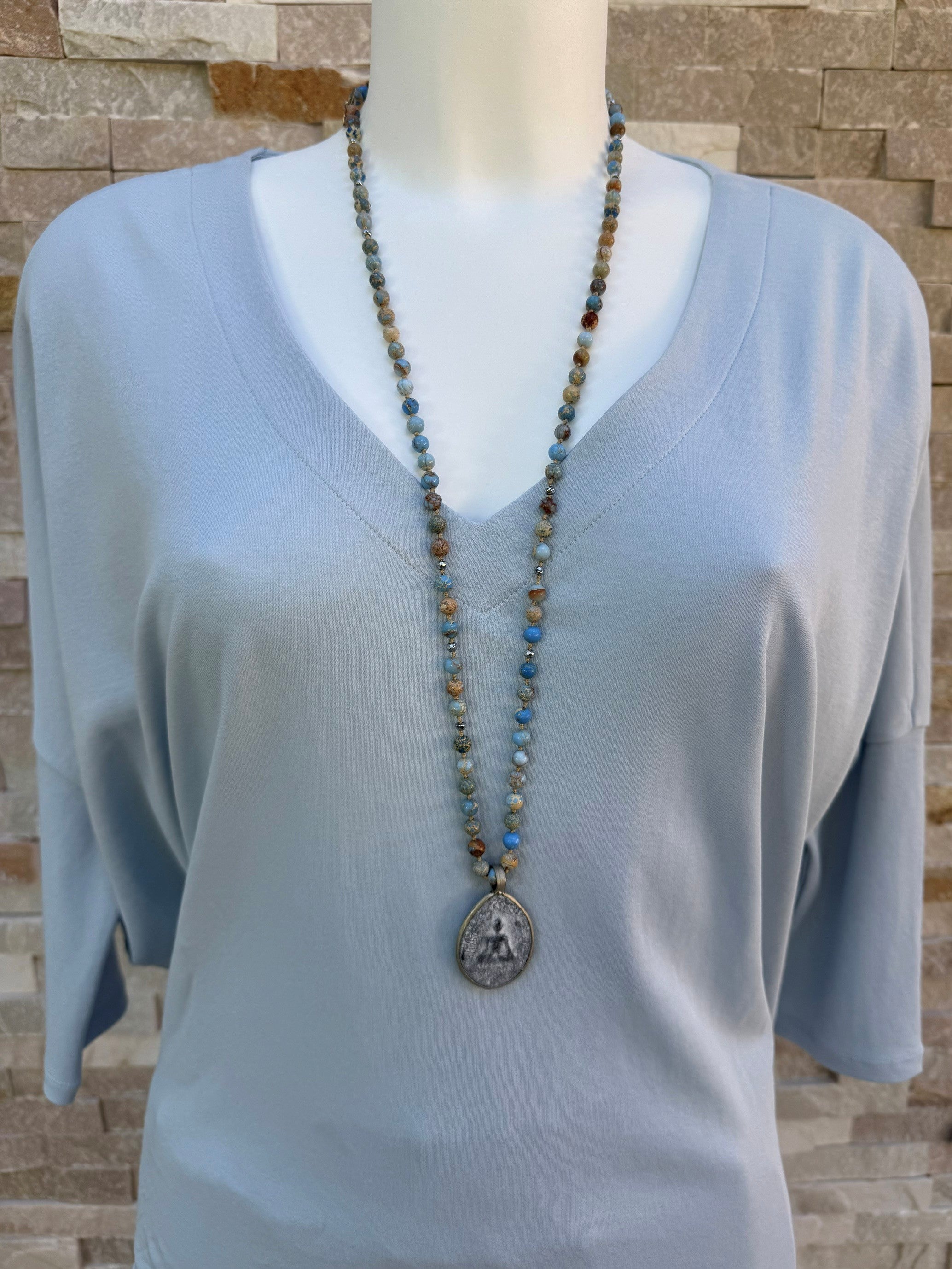 Lange Halskette mit Natursteinen und Buddha Anhänger Blue Jasper