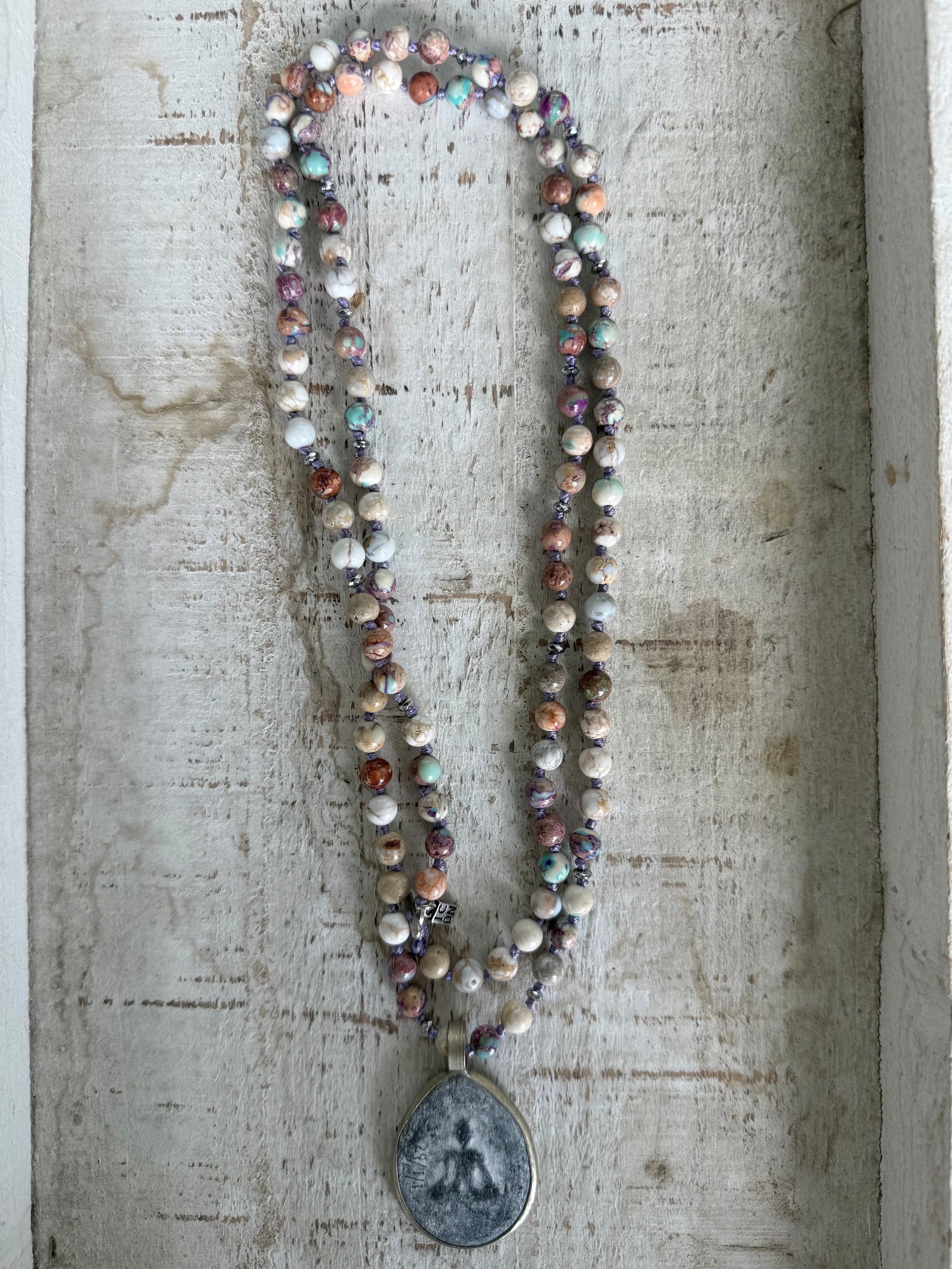 Lange Halskette mit Natursteinen und Buddha Anhänger Pink Mix