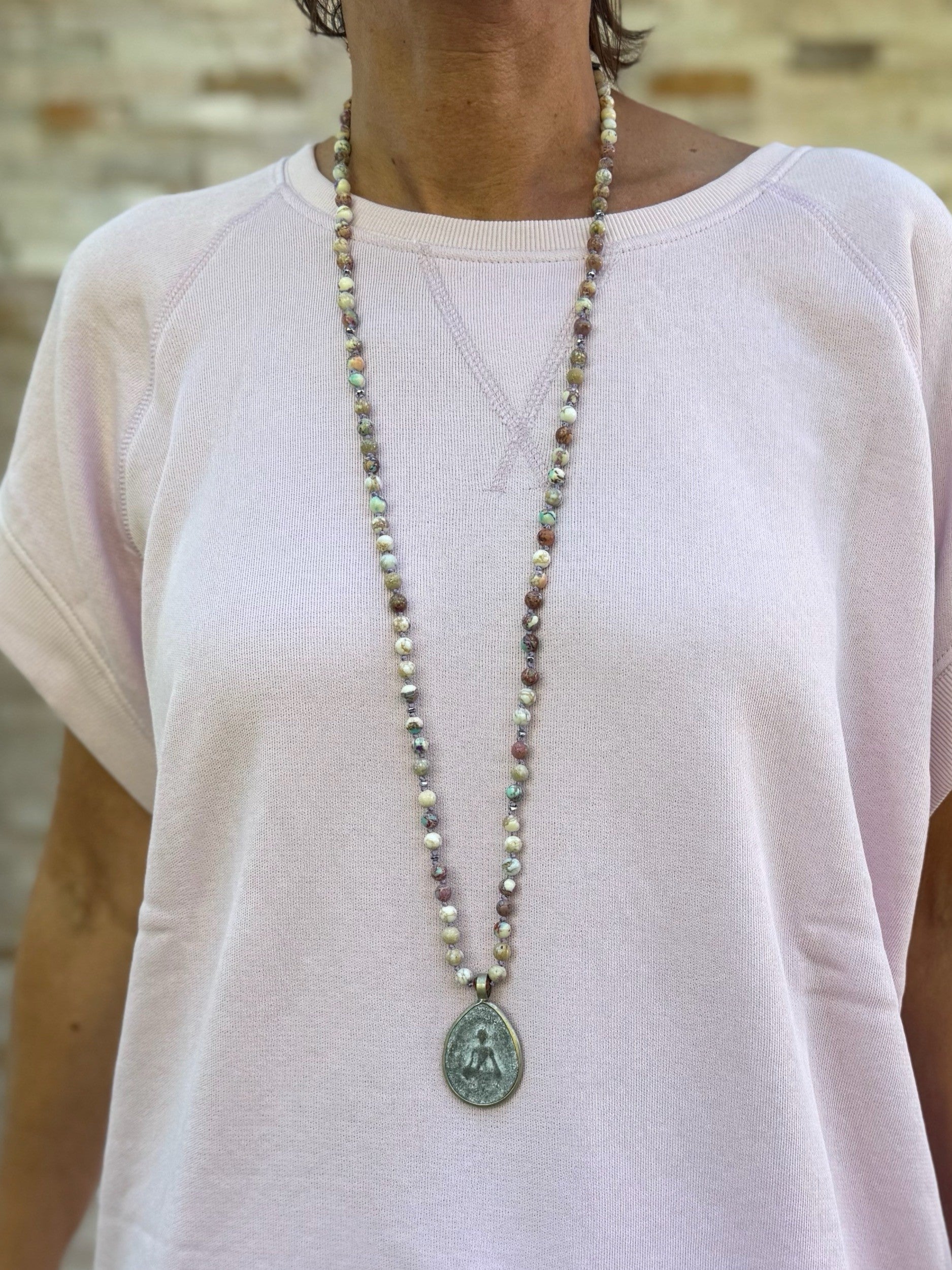 Lange Halskette mit Natursteinen und Buddha Anhänger Pink Mix