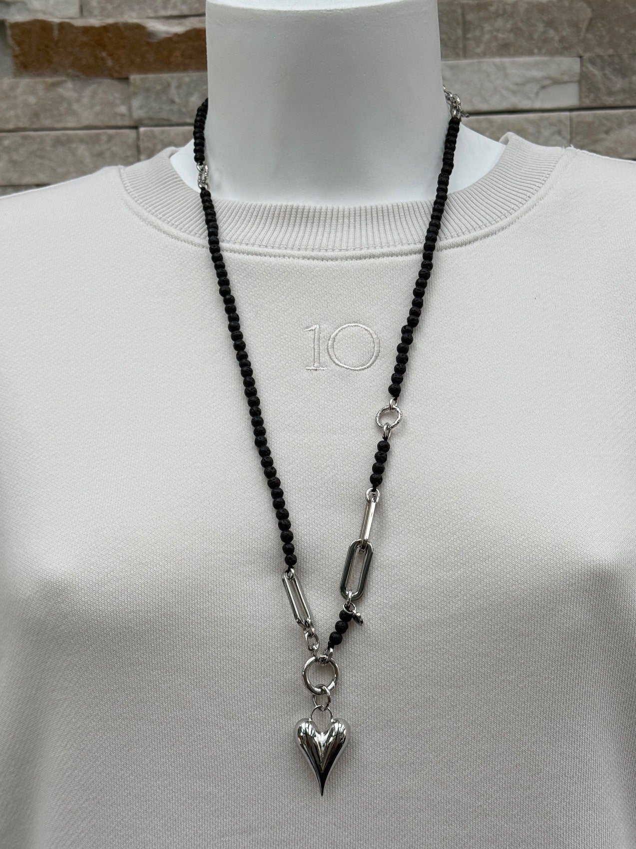 Kette mit silbernen Gliedern und Lava Perlen Herz-Anhänger Silber-Schwarz