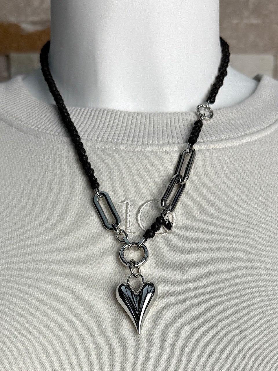 Kette mit silbernen Gliedern und Lava Perlen Herz-Anhänger Silber-Schwarz