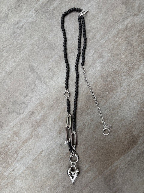 Kette mit silbernen Gliedern und Lava Perlen Herz-Anhänger Silber-Schwarz
