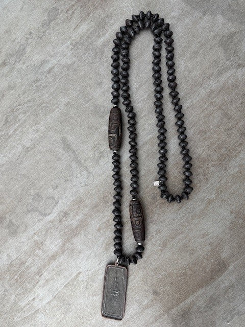 Lange Kette NEPAL mit Buddha-Amulett Lava
