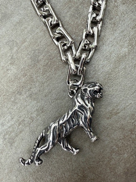 Chunky Necklace with Tiger Pendant Silver