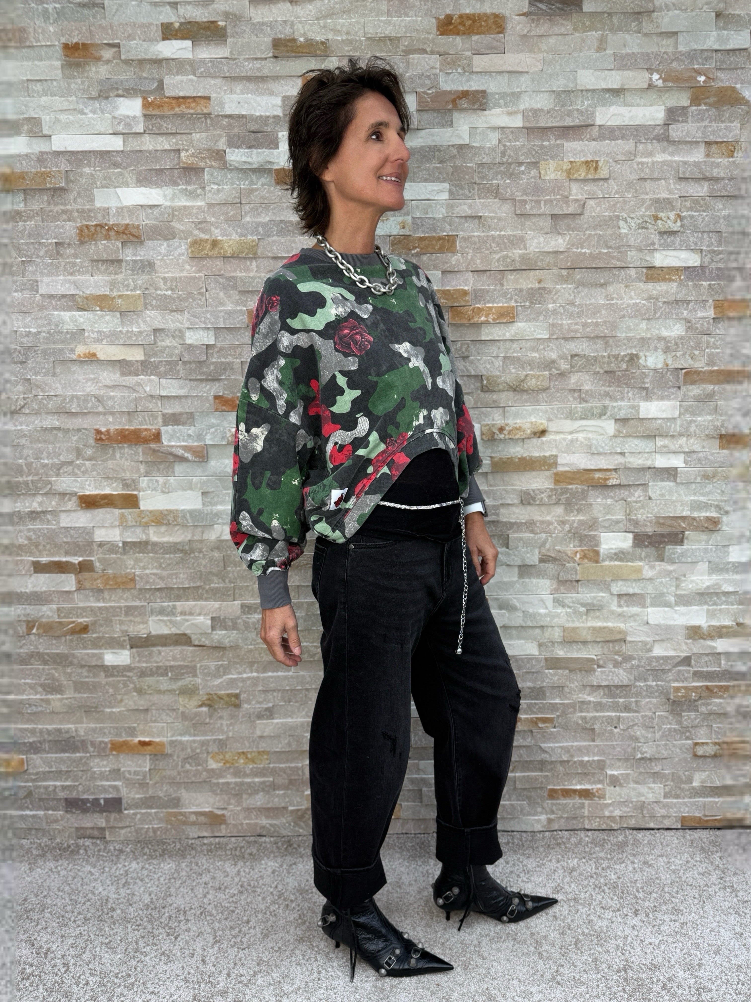 Cropped Sweatshirt mit Camouflage-Rosen Druck Grün
