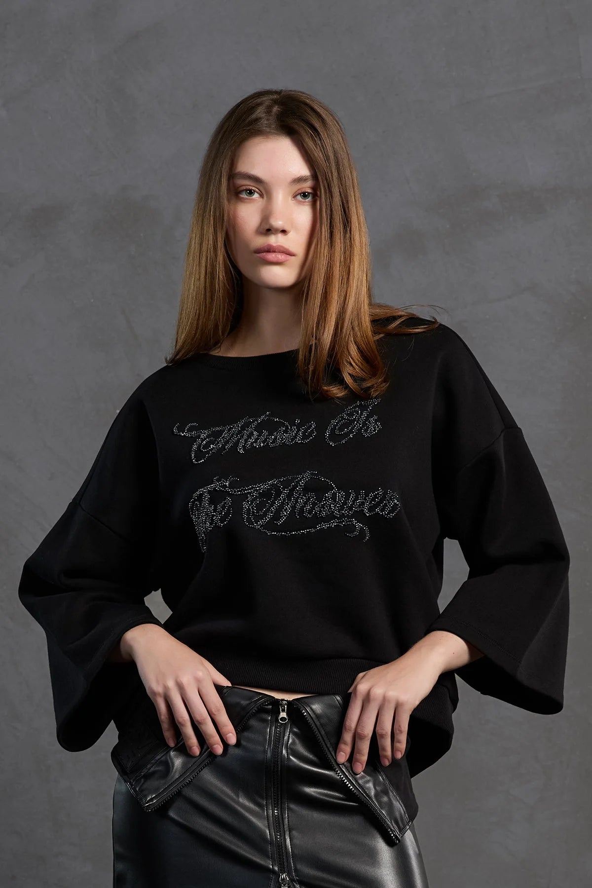 Oversized Sweatshirt mit Schriftzug in Schwarz