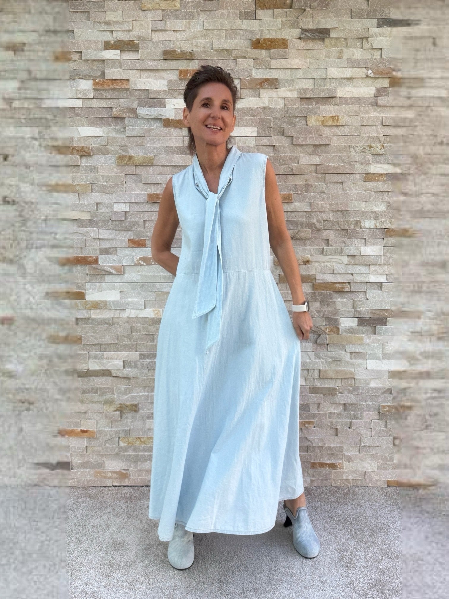 Jeans Maxikleid ohne Ärmel in Hellblau
