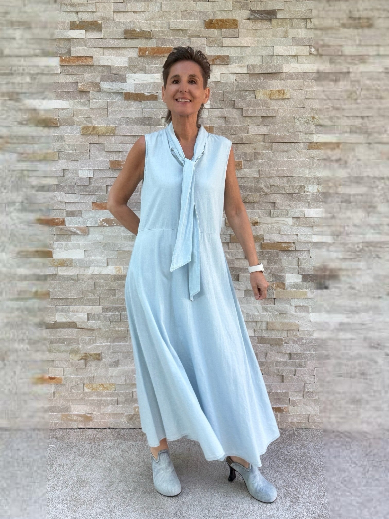 Jeans Maxikleid ohne Ärmel in Hellblau