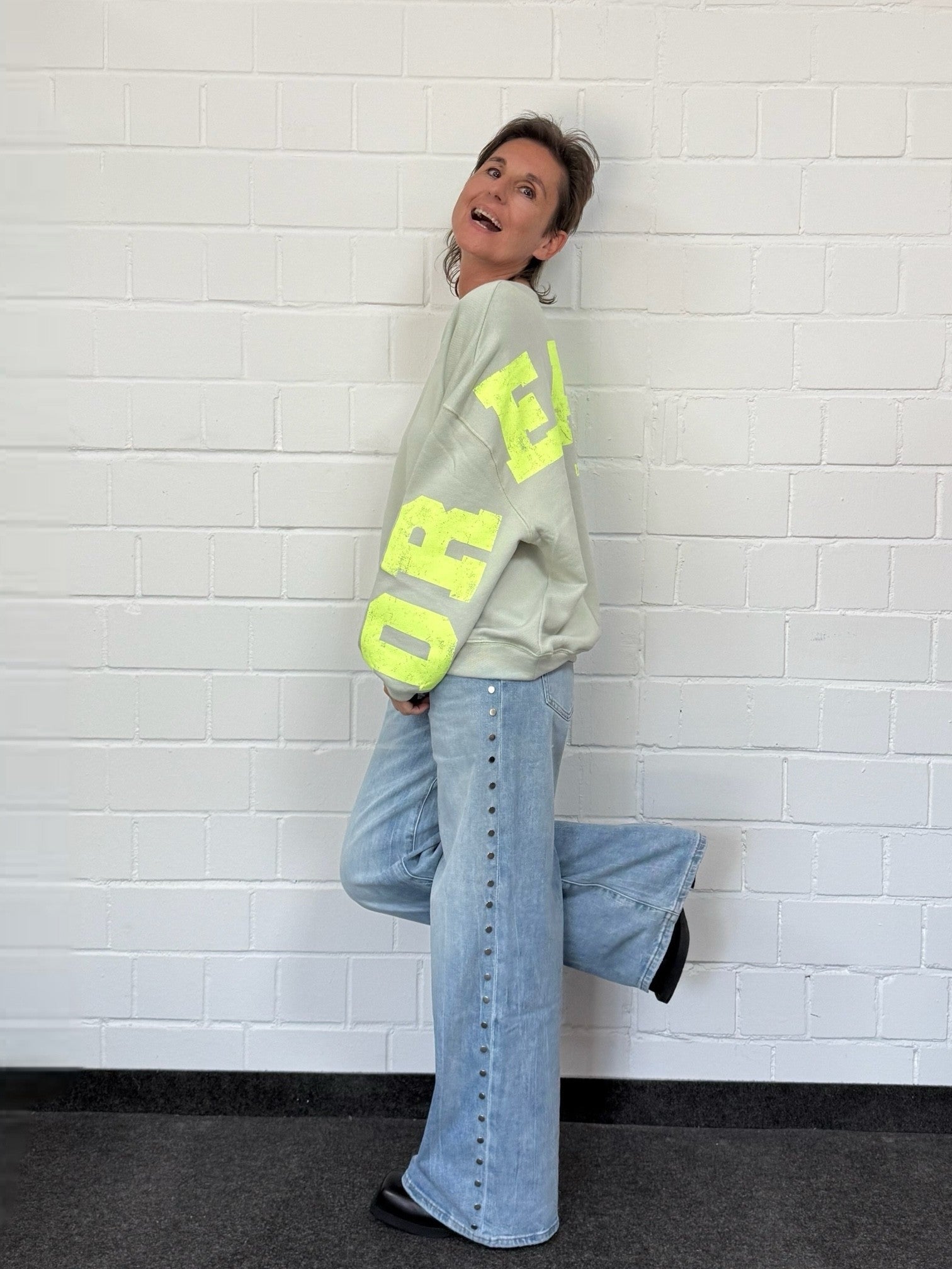 Oversized Sweatshirt Sky Dreaming in Salbei mit Gelb