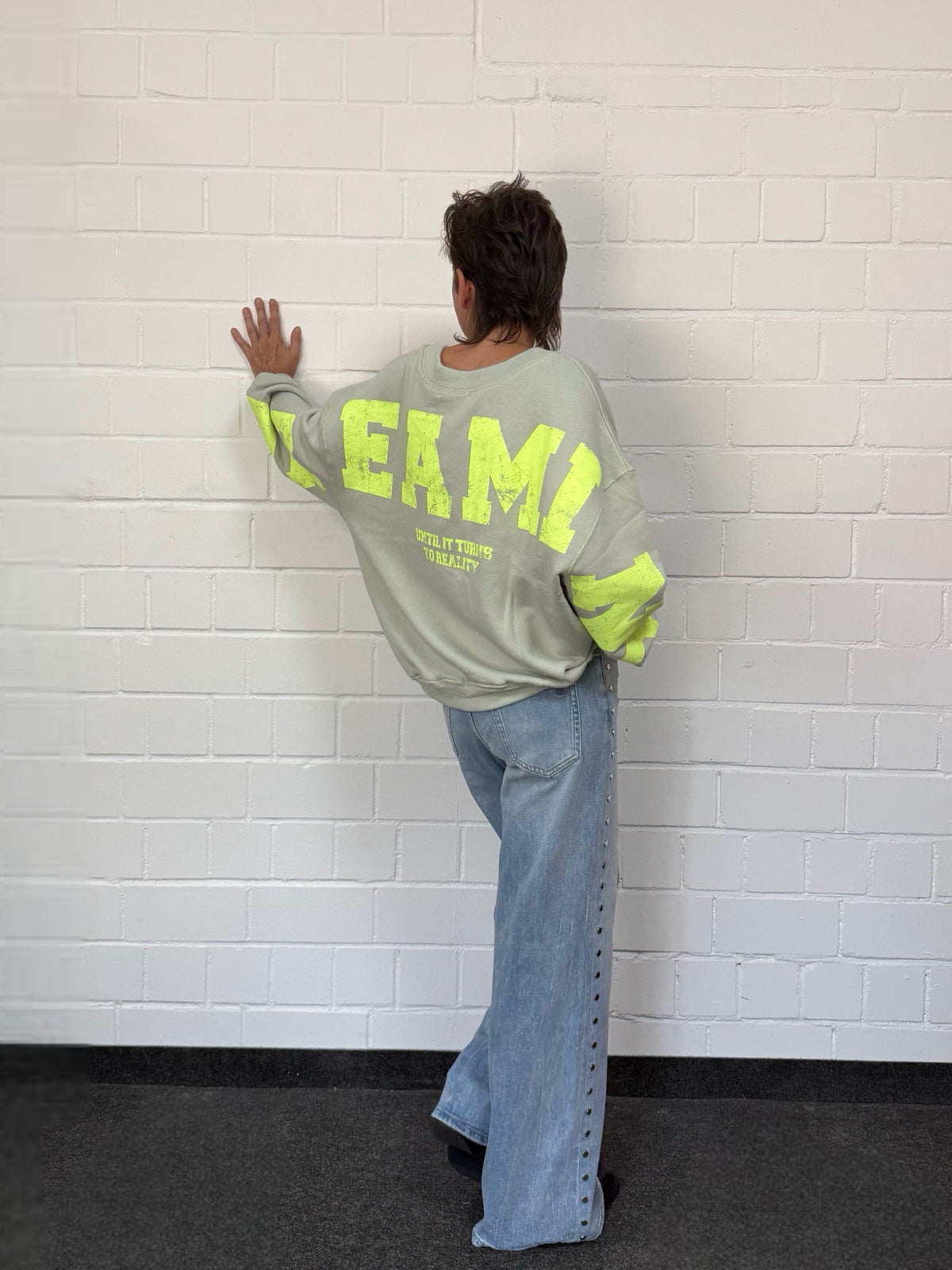 Oversized Sweatshirt Sky Dreaming in Salbei mit Gelb