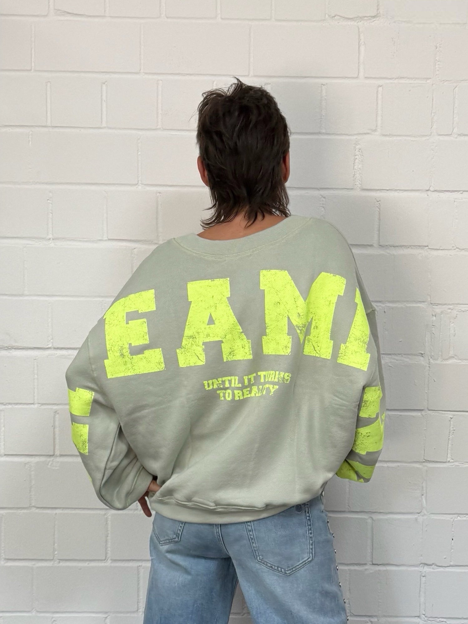 Oversized Sweatshirt Sky Dreaming in Salbei mit Gelb