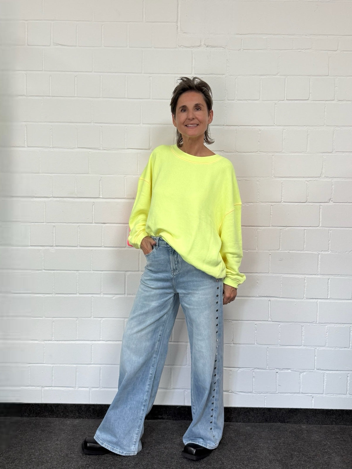 Oversized Sweatshirt Sky Dreaming in Neon Yellow with Pink