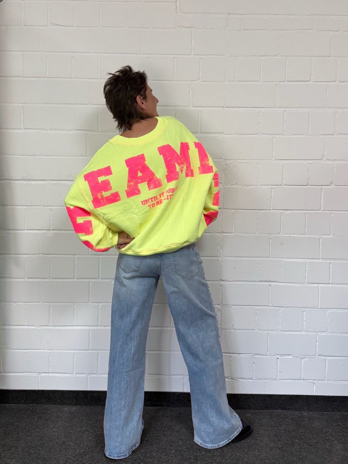 Oversized Sweatshirt Sky Dreaming in Neon Yellow with Pink
