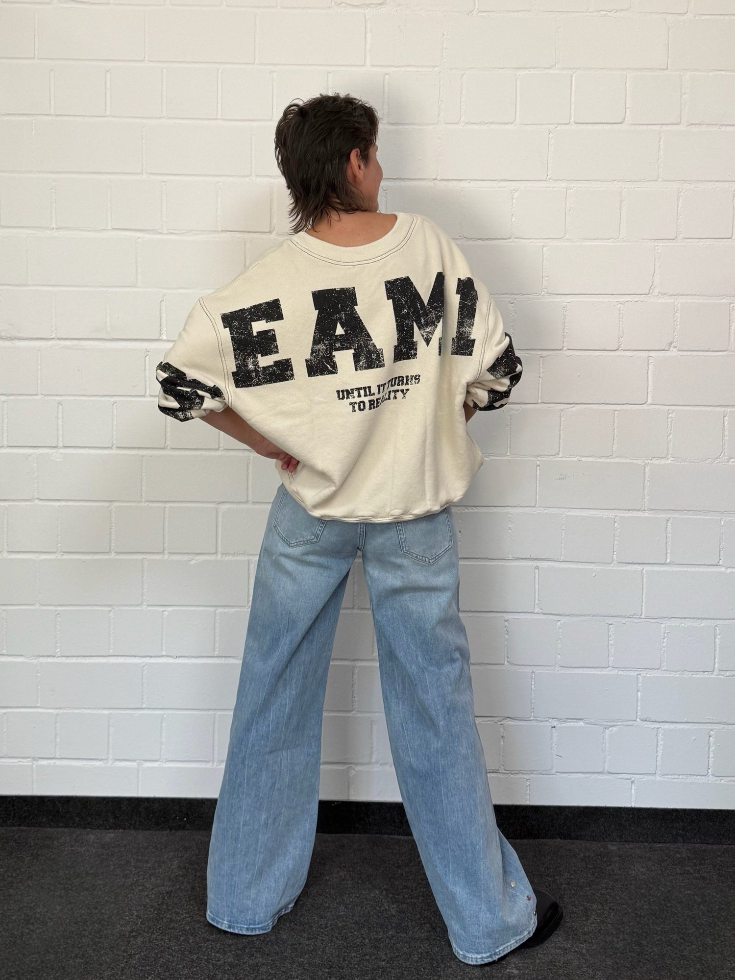 Oversized Sweatshirt Sky Dreaming in Tofu mit Schwarz