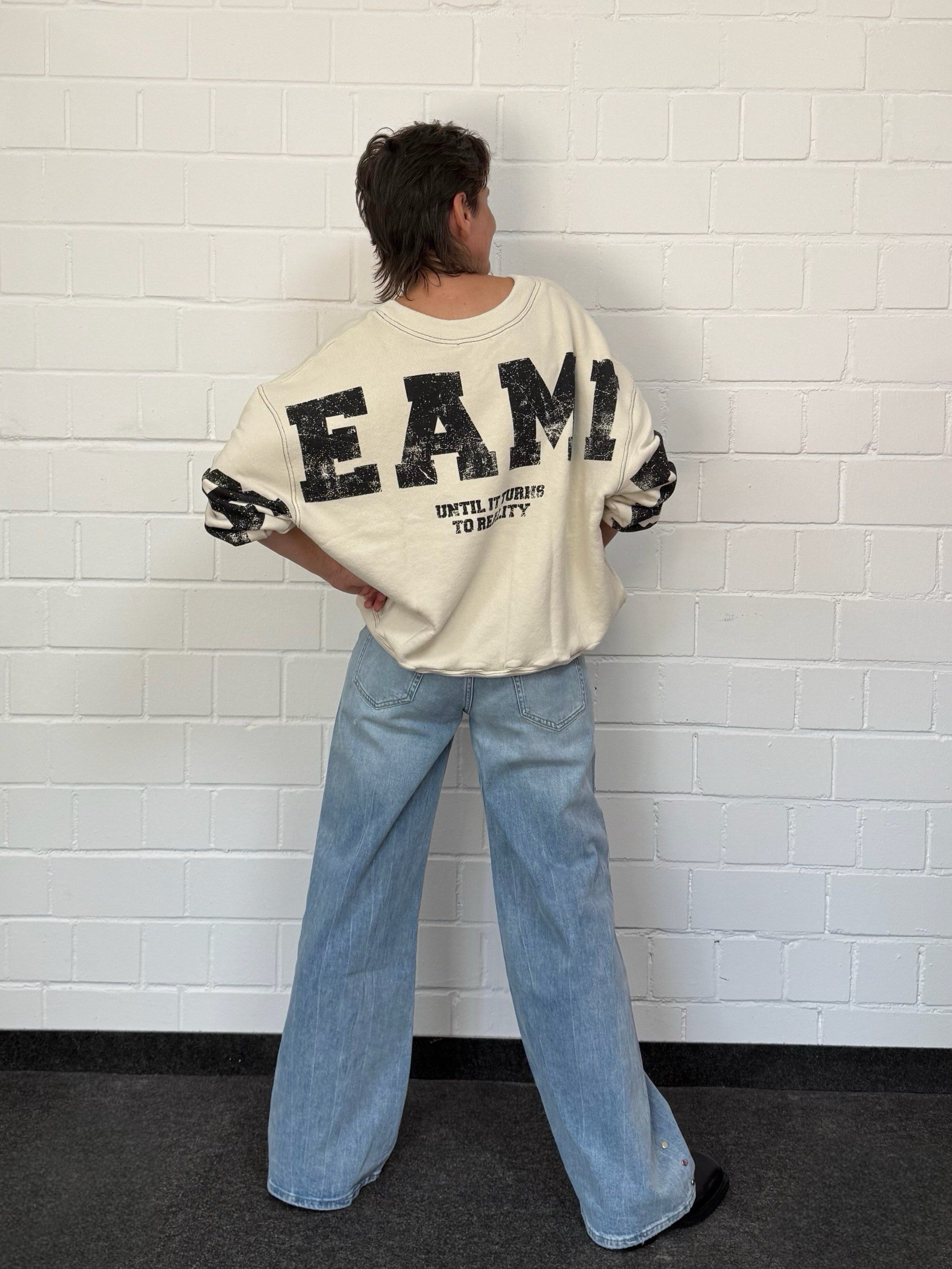 Oversized Sweatshirt Sky Dreaming in Tofu mit Schwarz