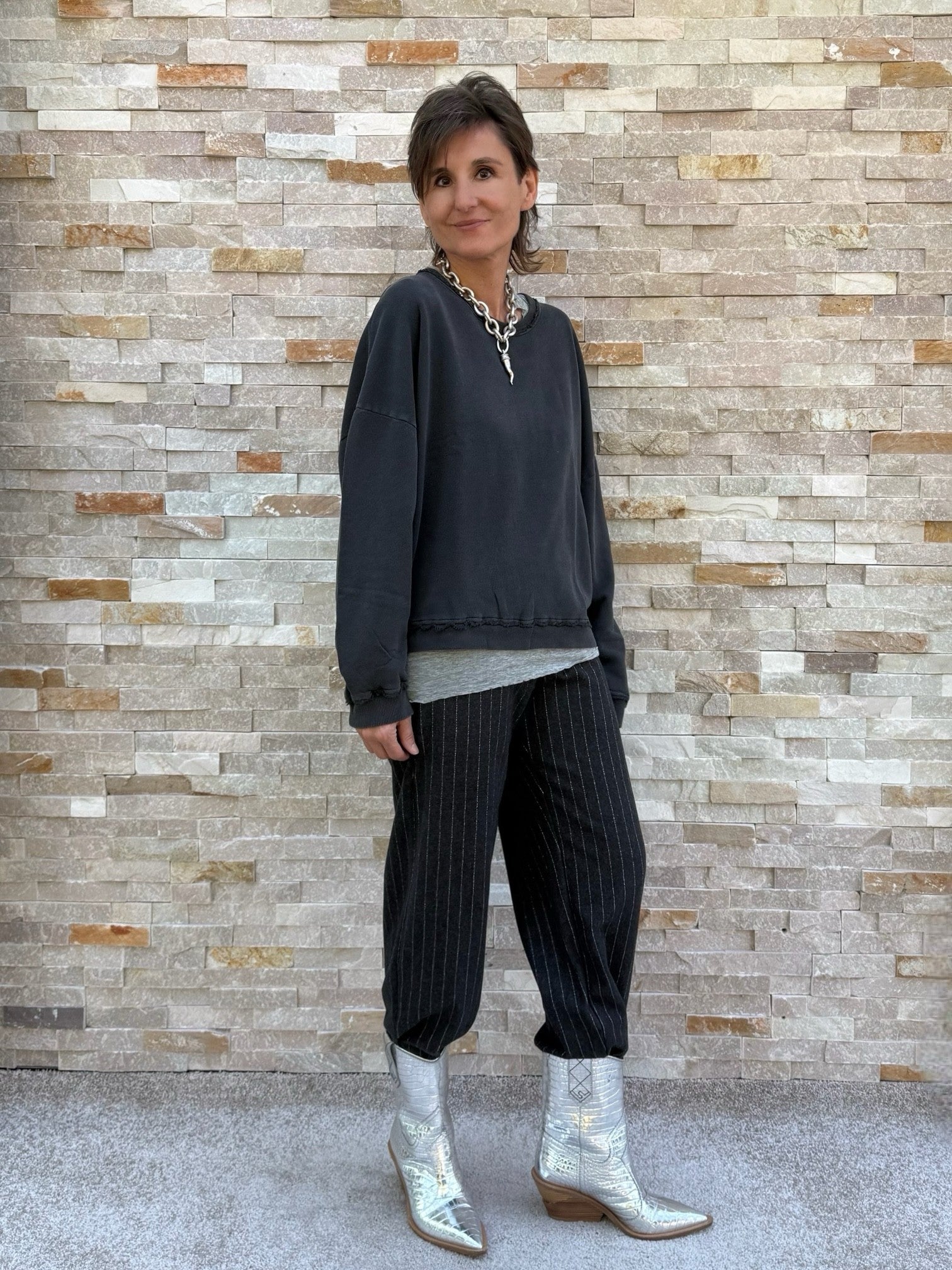 Sweatshirt ELLA VINTAGE in Black washed