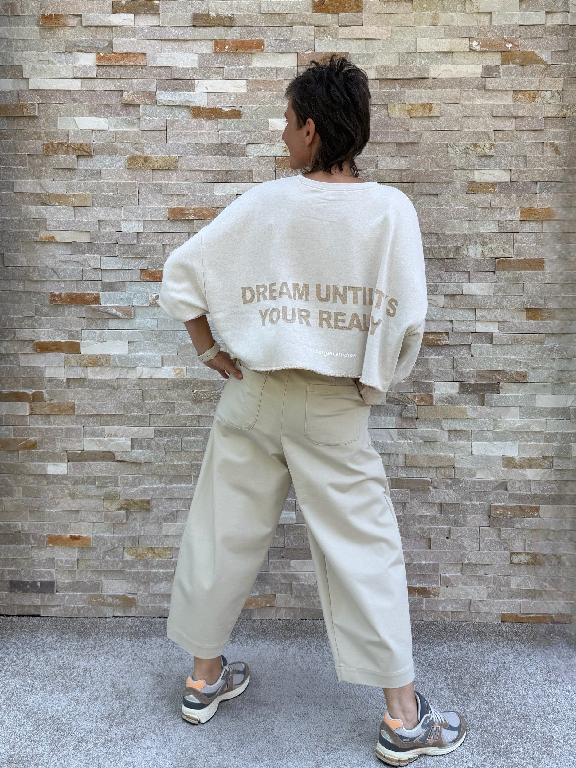 Cropped Sweatshirt LUGANO mit Rückenaufschrift in Natur