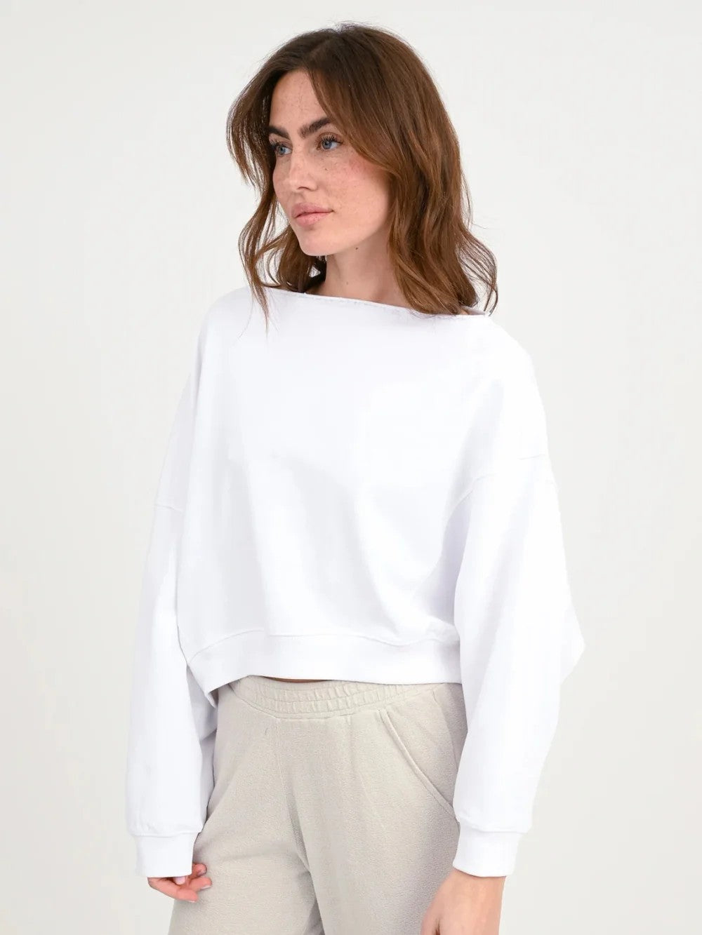 Cropped Sweatshirt MARTI mit asymmetrischem Ausschnitt in Weiss