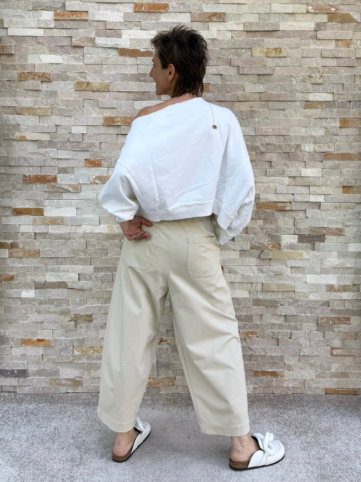 Cropped Sweatshirt MARTI mit asymmetrischem Ausschnitt in Weiss