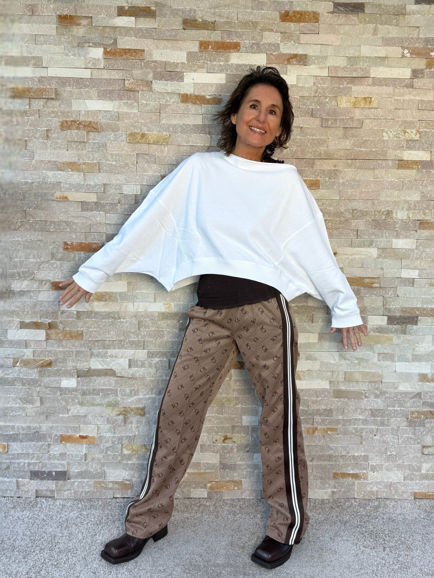 Cropped Sweatshirt MARTI mit asymmetrischem Ausschnitt in Weiss