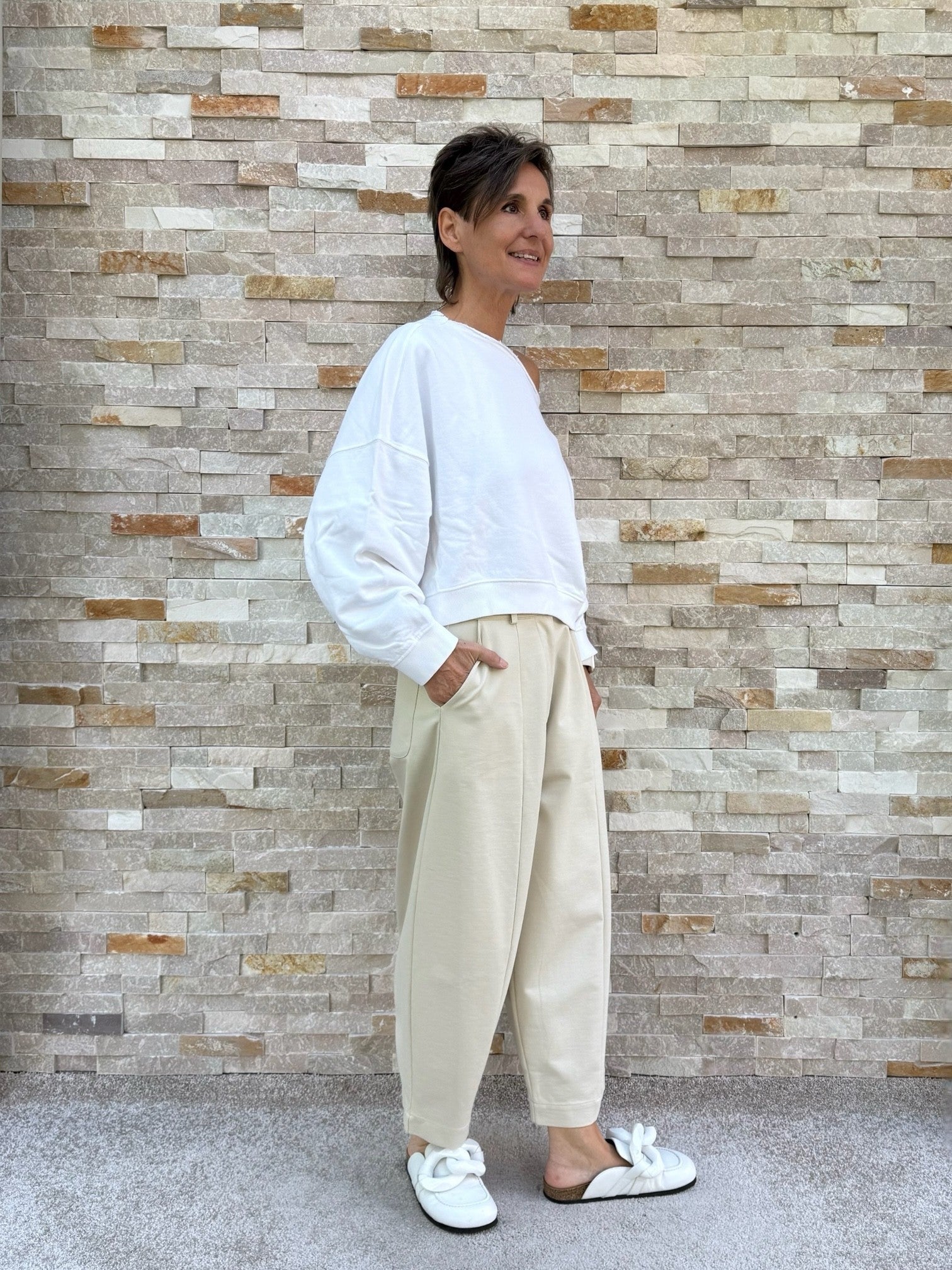 Cropped Sweatshirt MARTI mit asymmetrischem Ausschnitt in Weiss