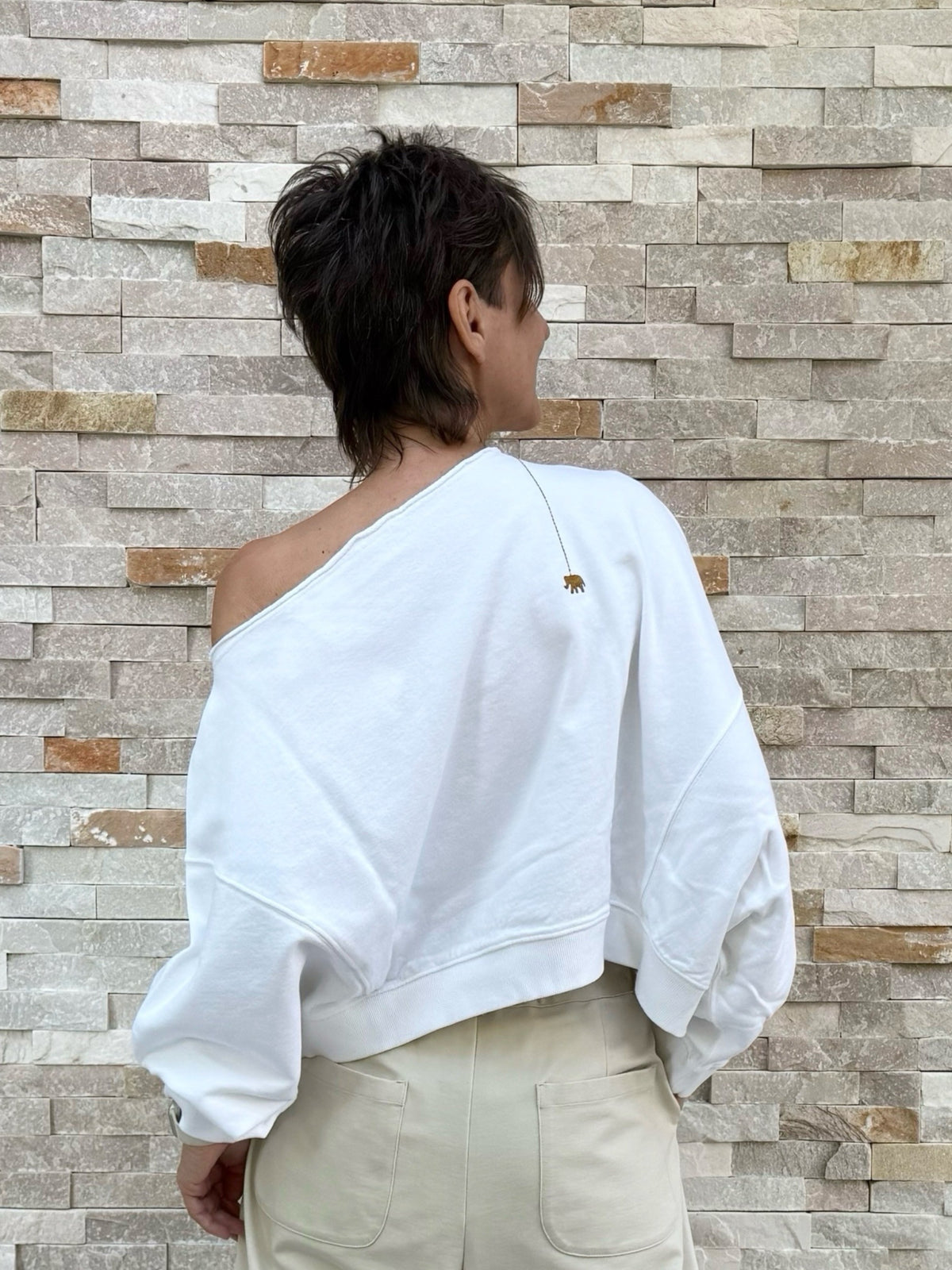 Cropped Sweatshirt MARTI mit asymmetrischem Ausschnitt in Weiss